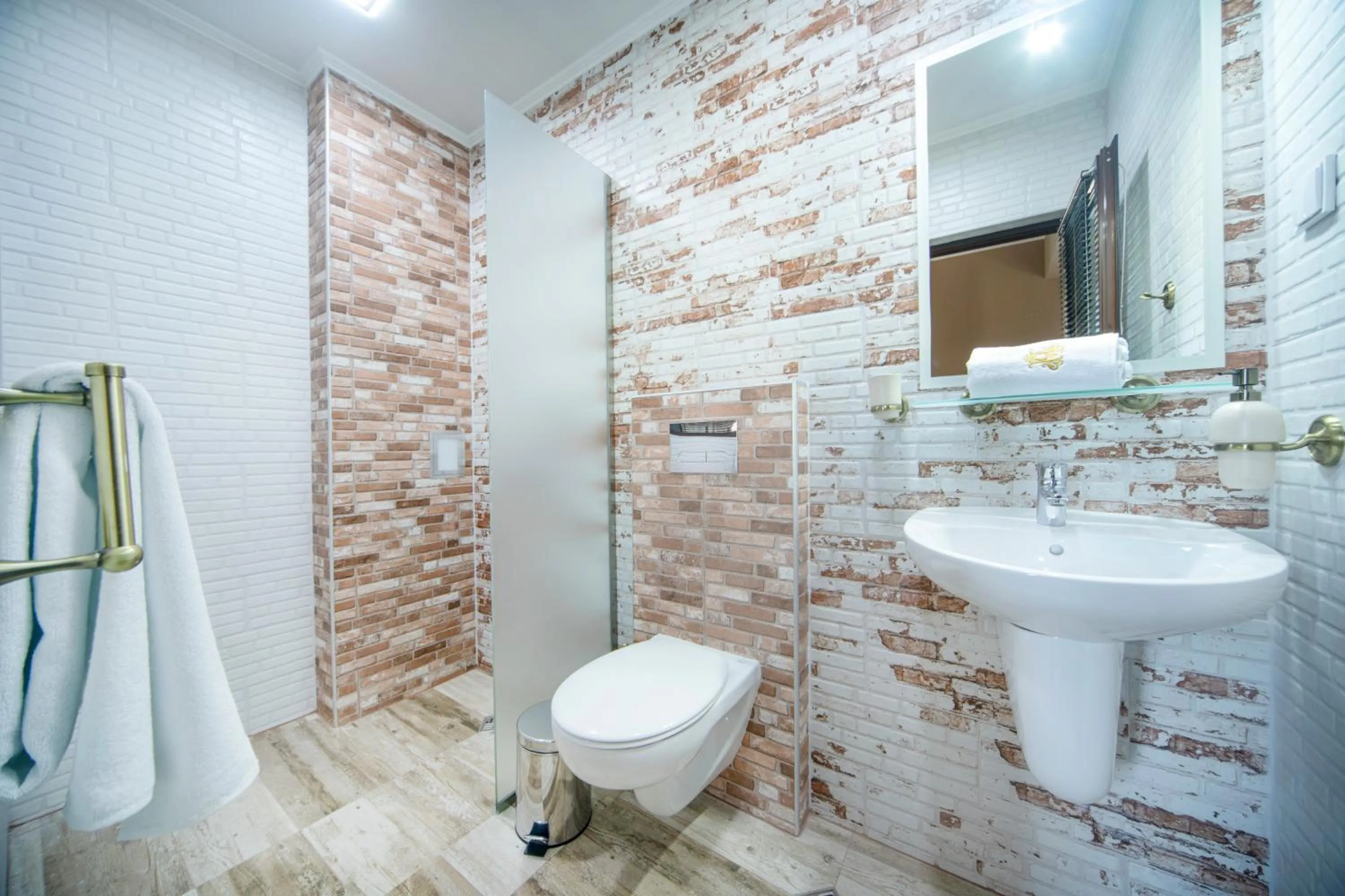 Shower in Hotel Antique - free private parking