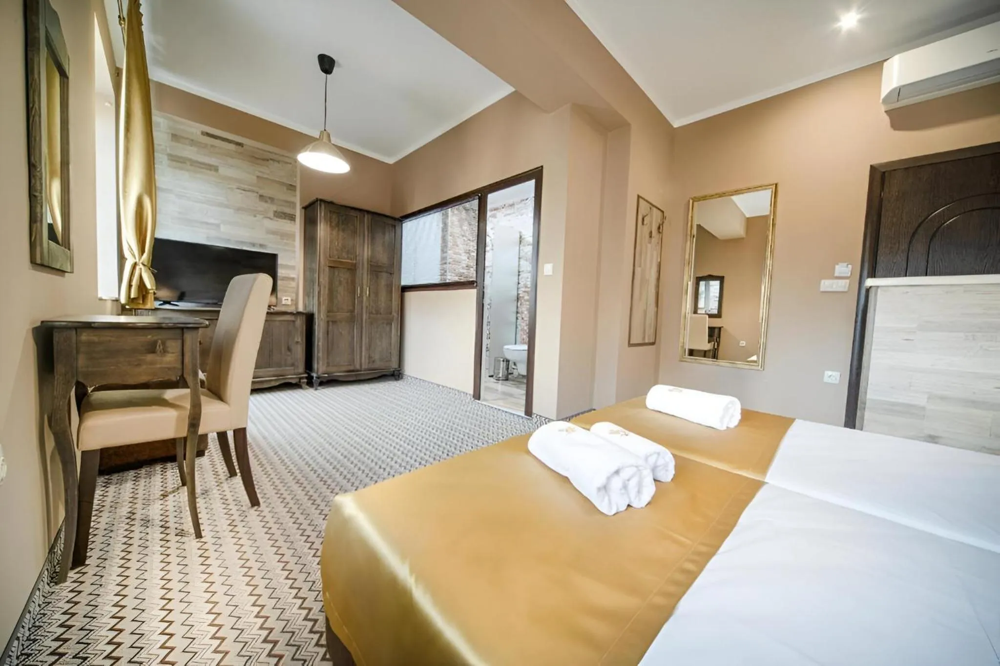 Bed in Hotel Antique - free private parking