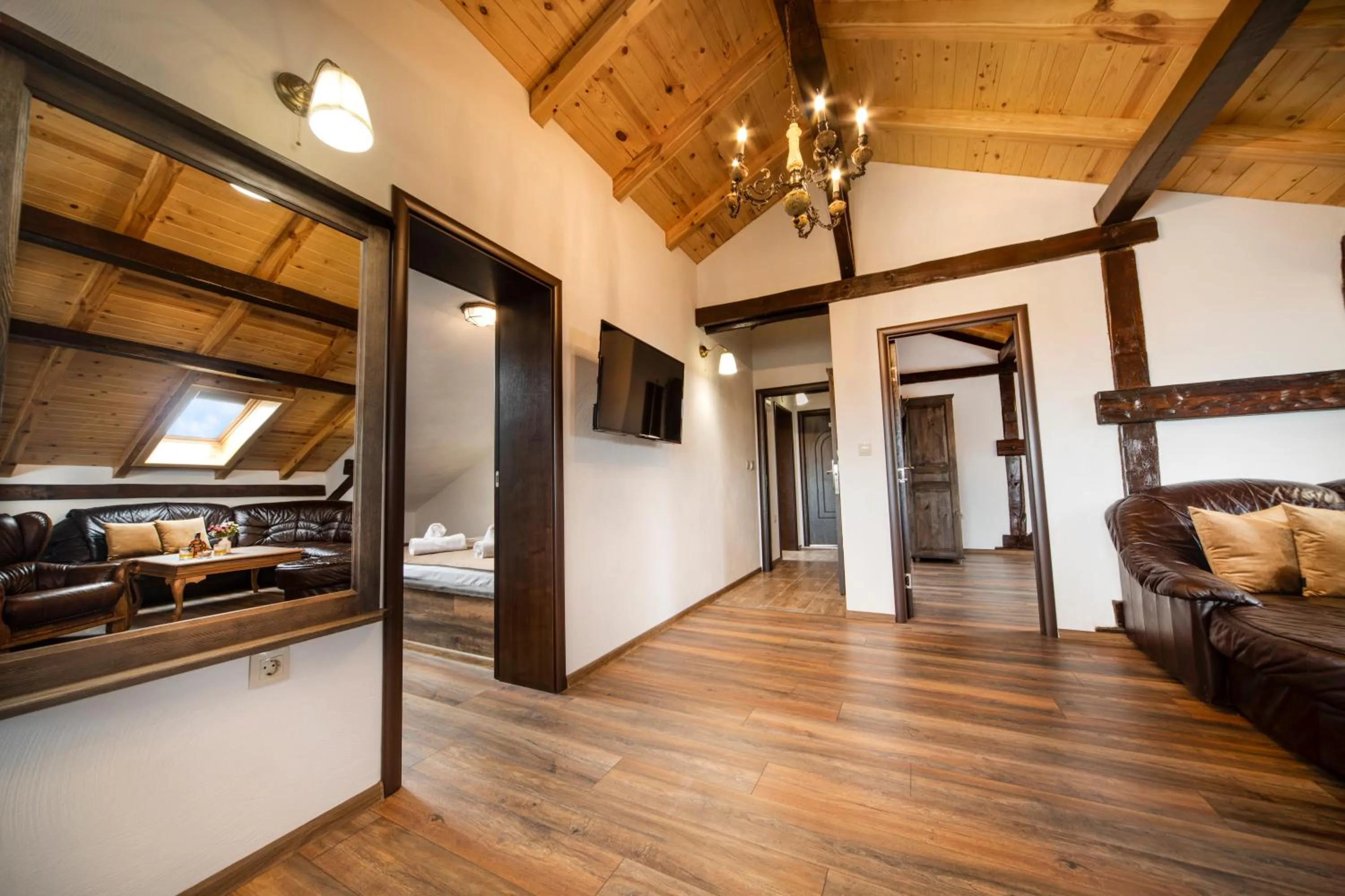 Communal lounge/ TV room in Hotel Antique - free private parking