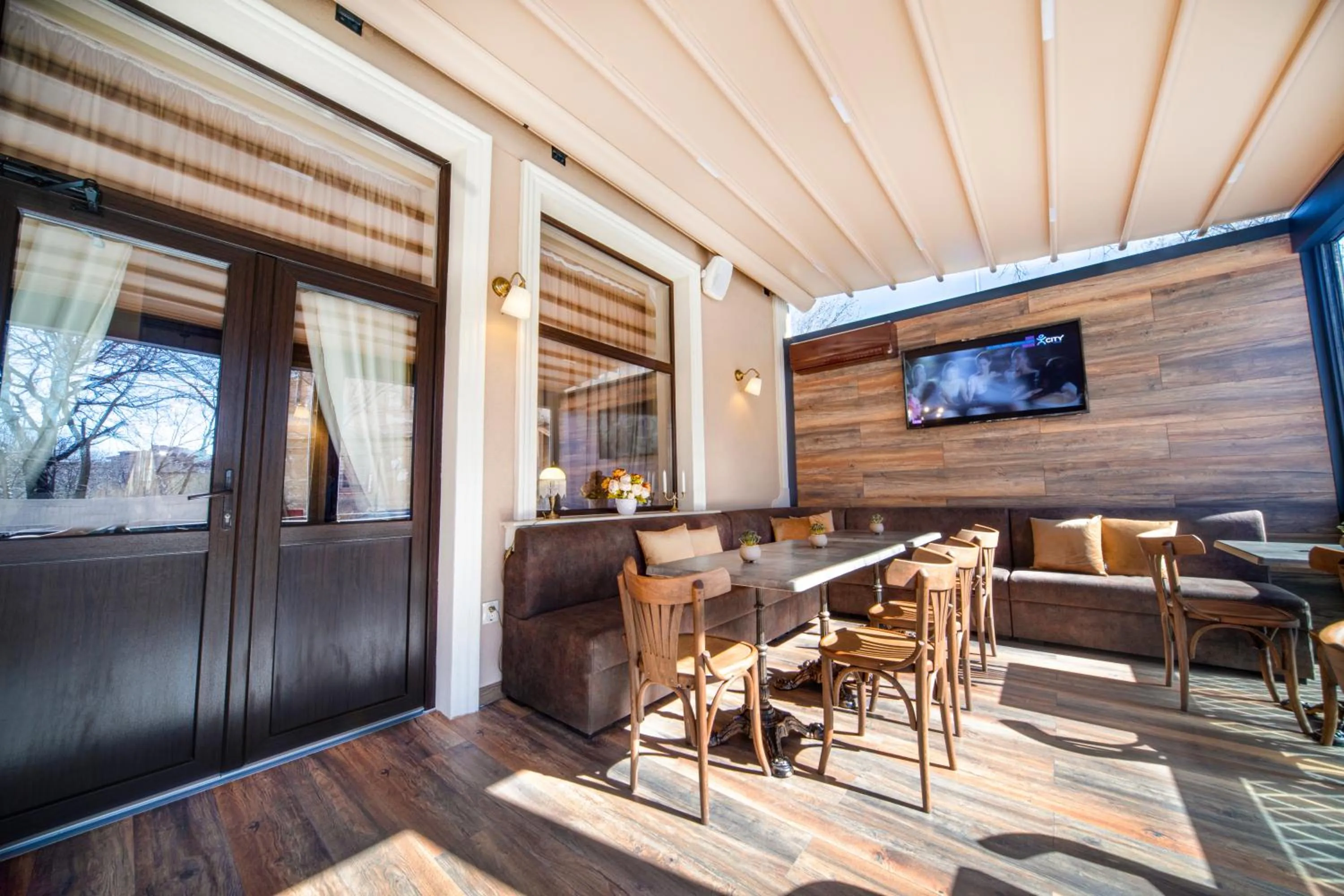 TV and multimedia in Hotel Antique - free private parking