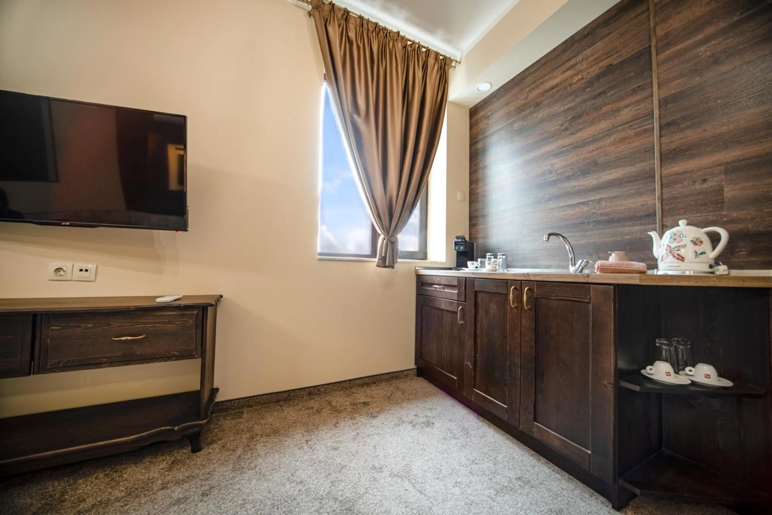 TV and multimedia in Hotel Antique - free private parking