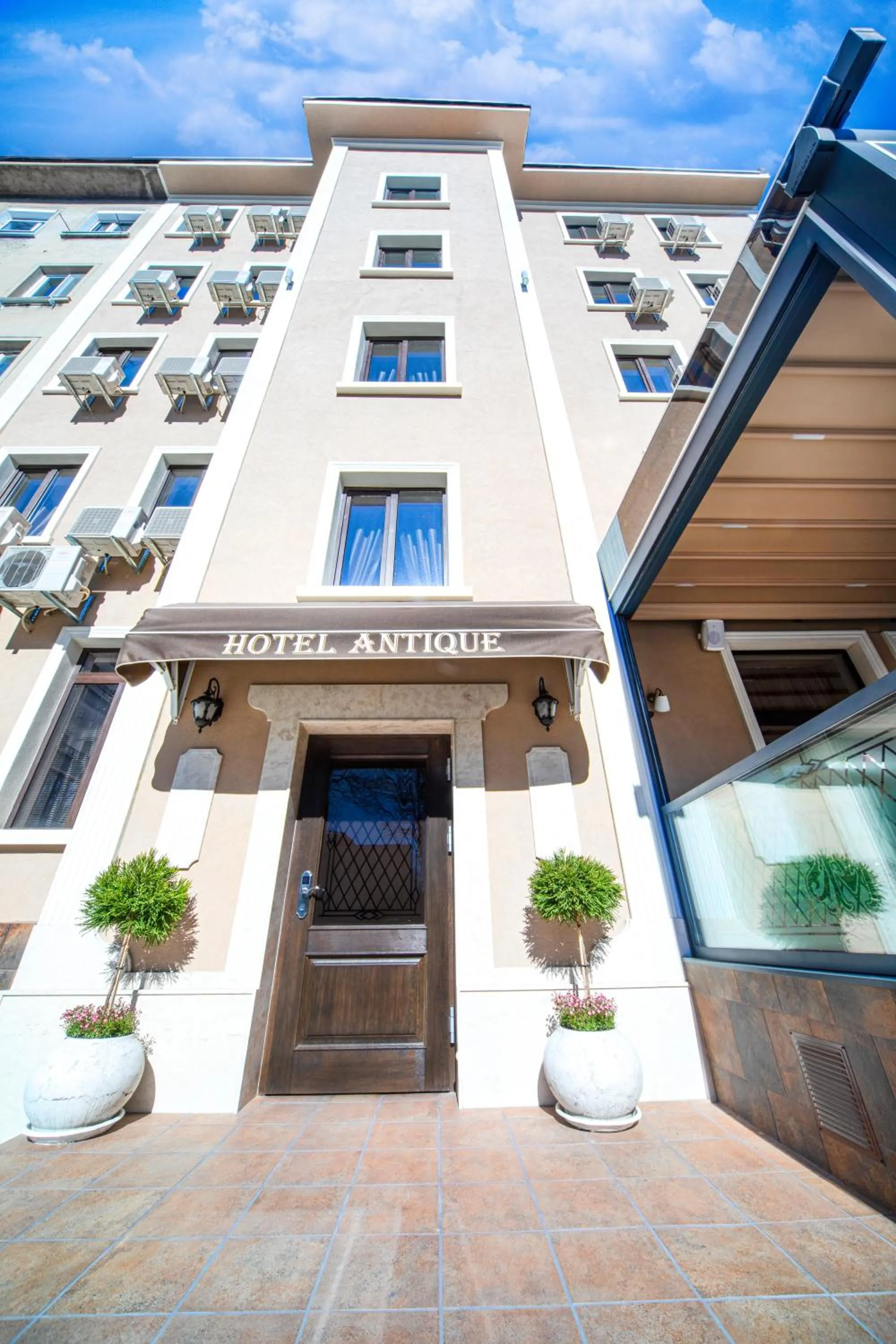 Property building in Hotel Antique - free private parking