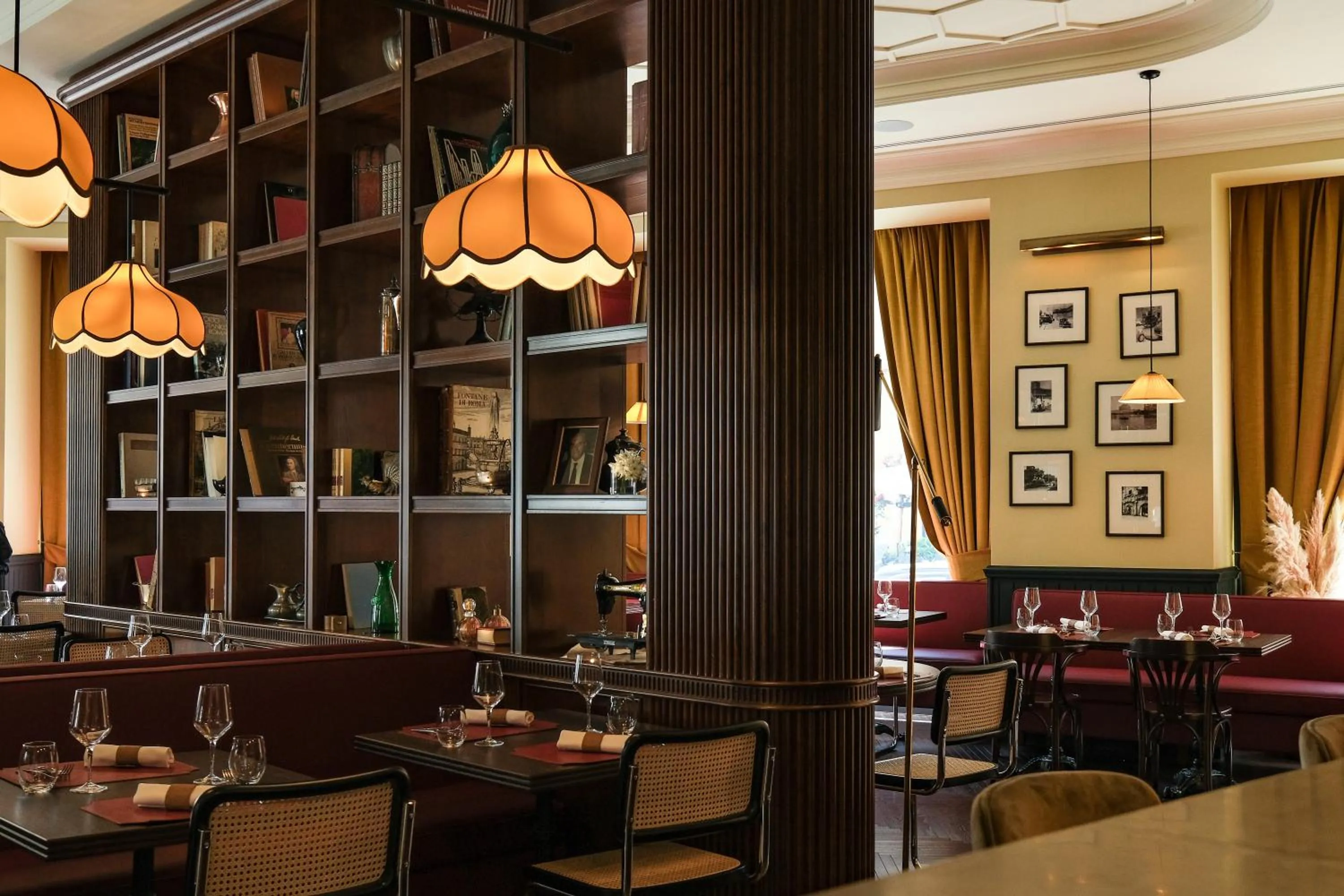 Restaurant/places to eat in U-Visionary Roma Hotel