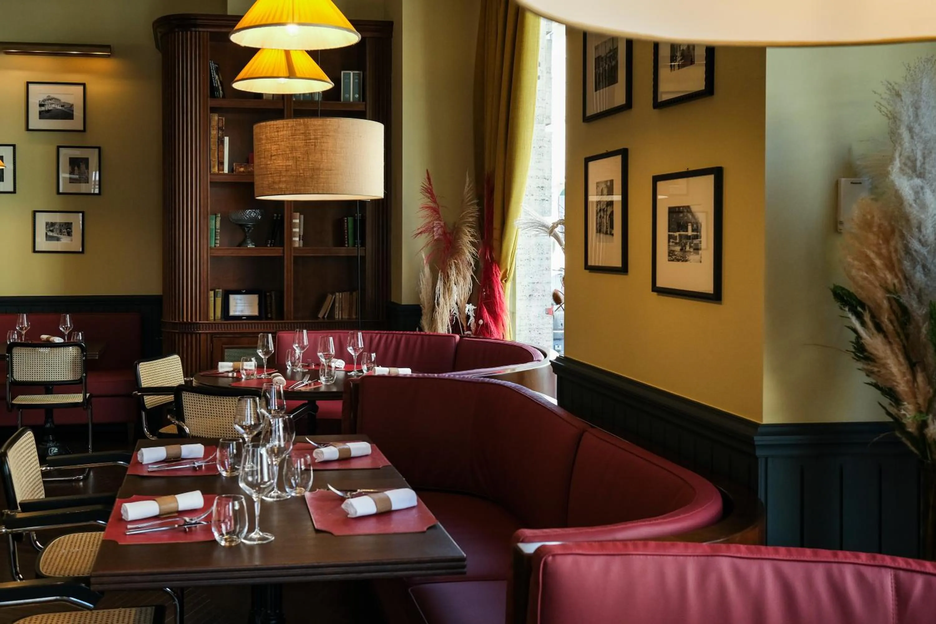 Restaurant/places to eat in U-Visionary Roma Hotel