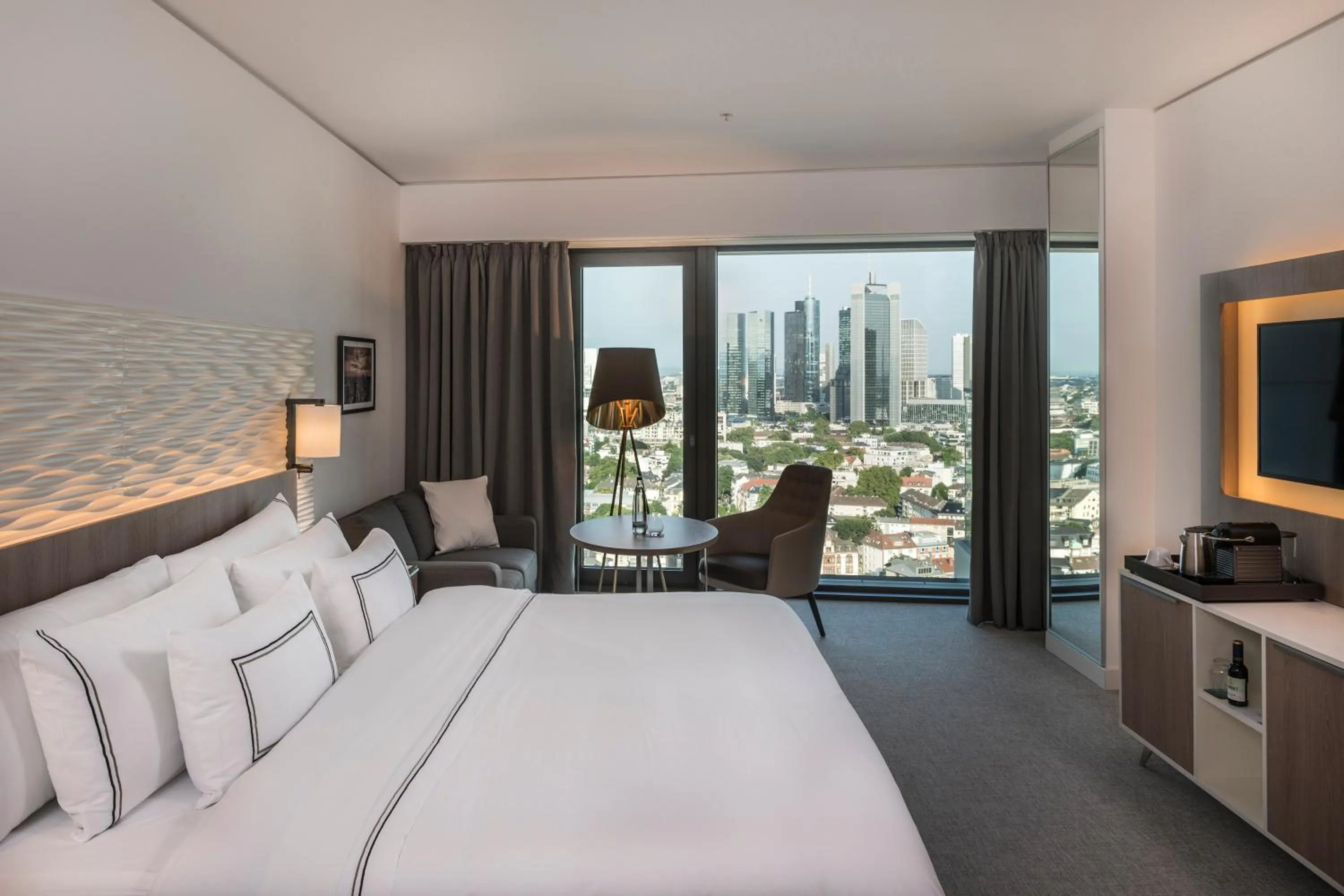 Bedroom, Bed in Meliá Frankfurt City