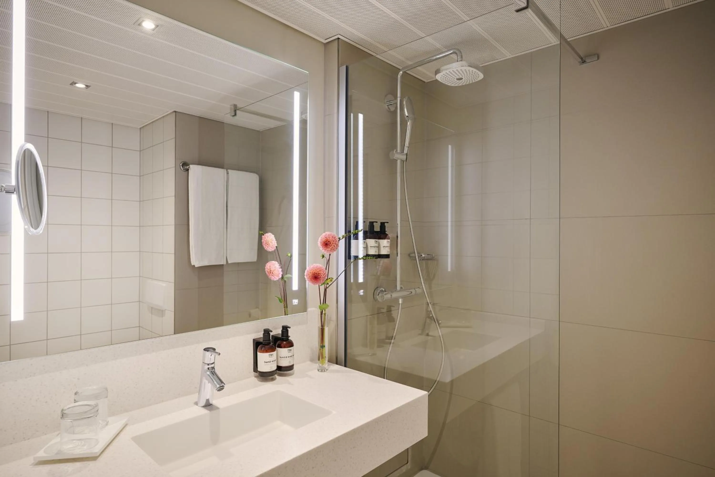 Bathroom in NH Berlin Alexanderplatz