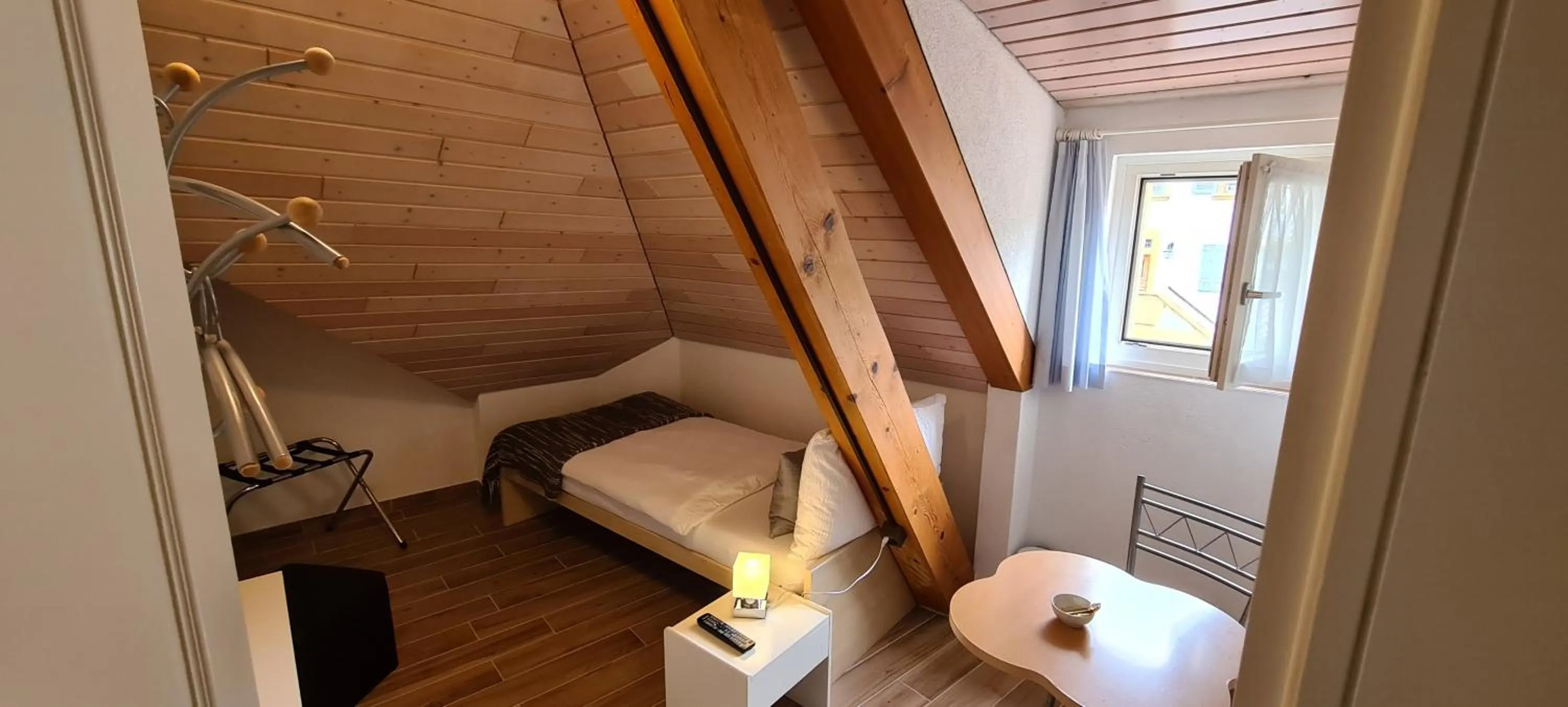 Bed in Hôtel Restaurant Cave Bel-Air