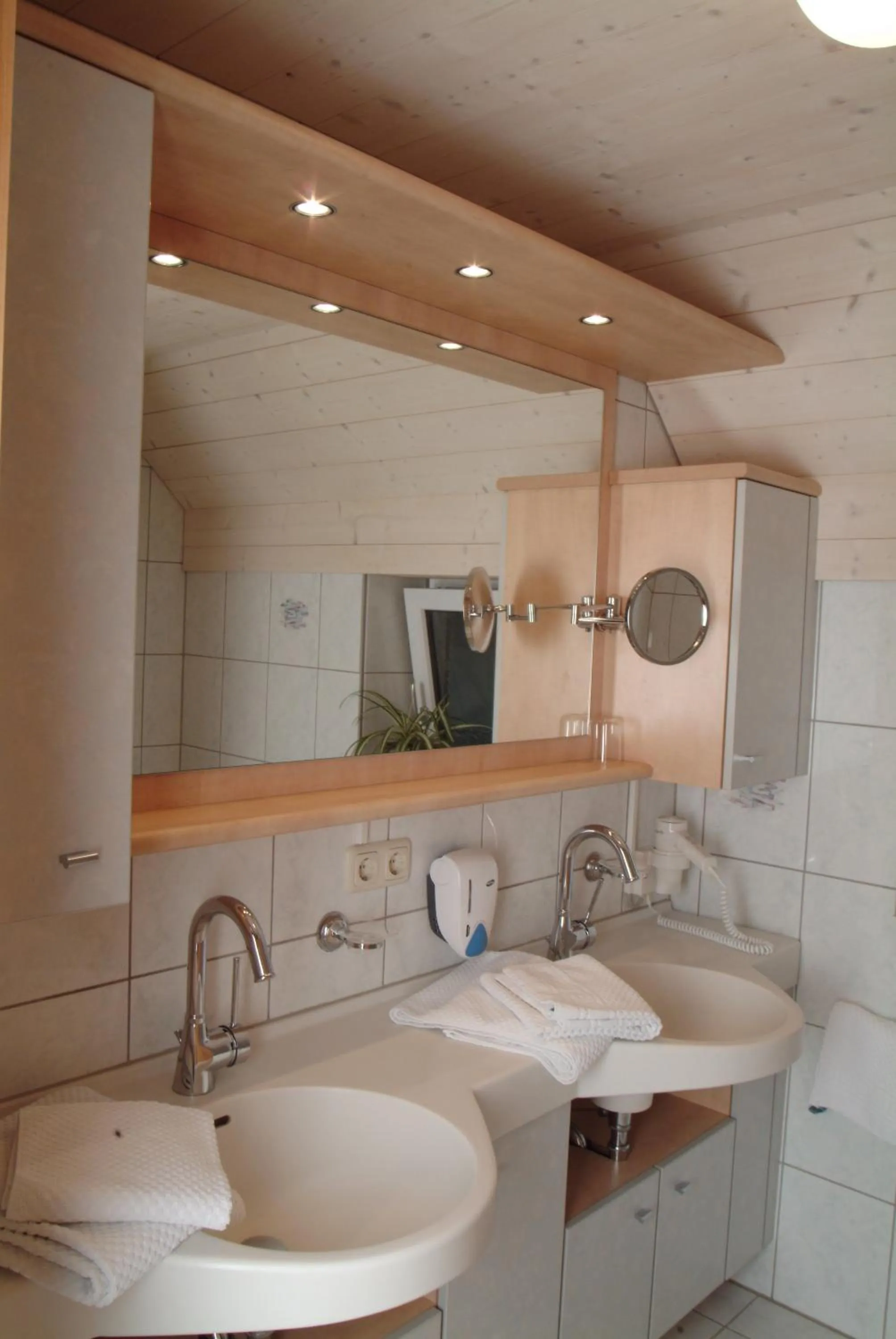 Bathroom in Gasthof zur Brücke