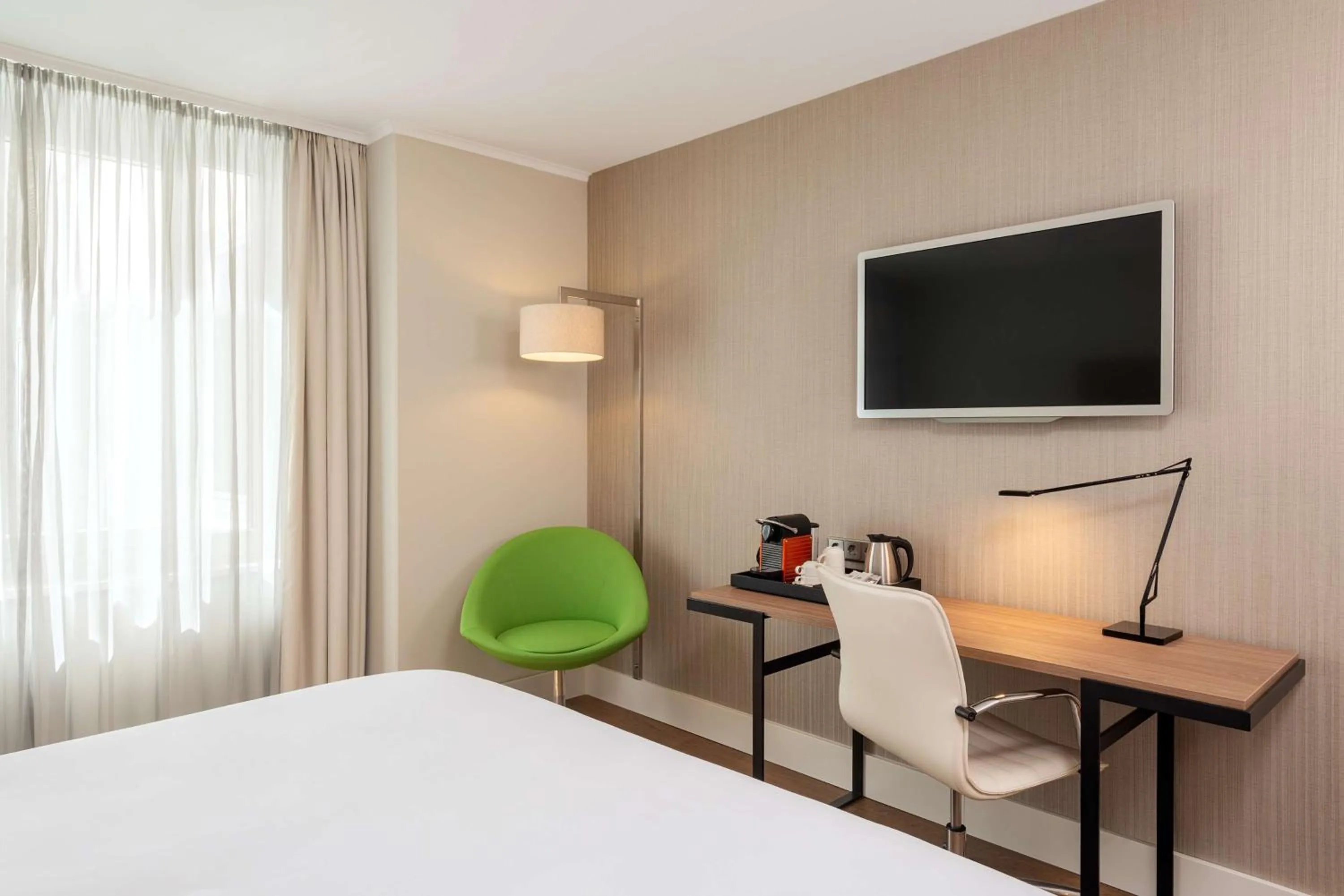 Bedroom, Bed in NH Collection Berlin Mitte am Checkpoint Charlie