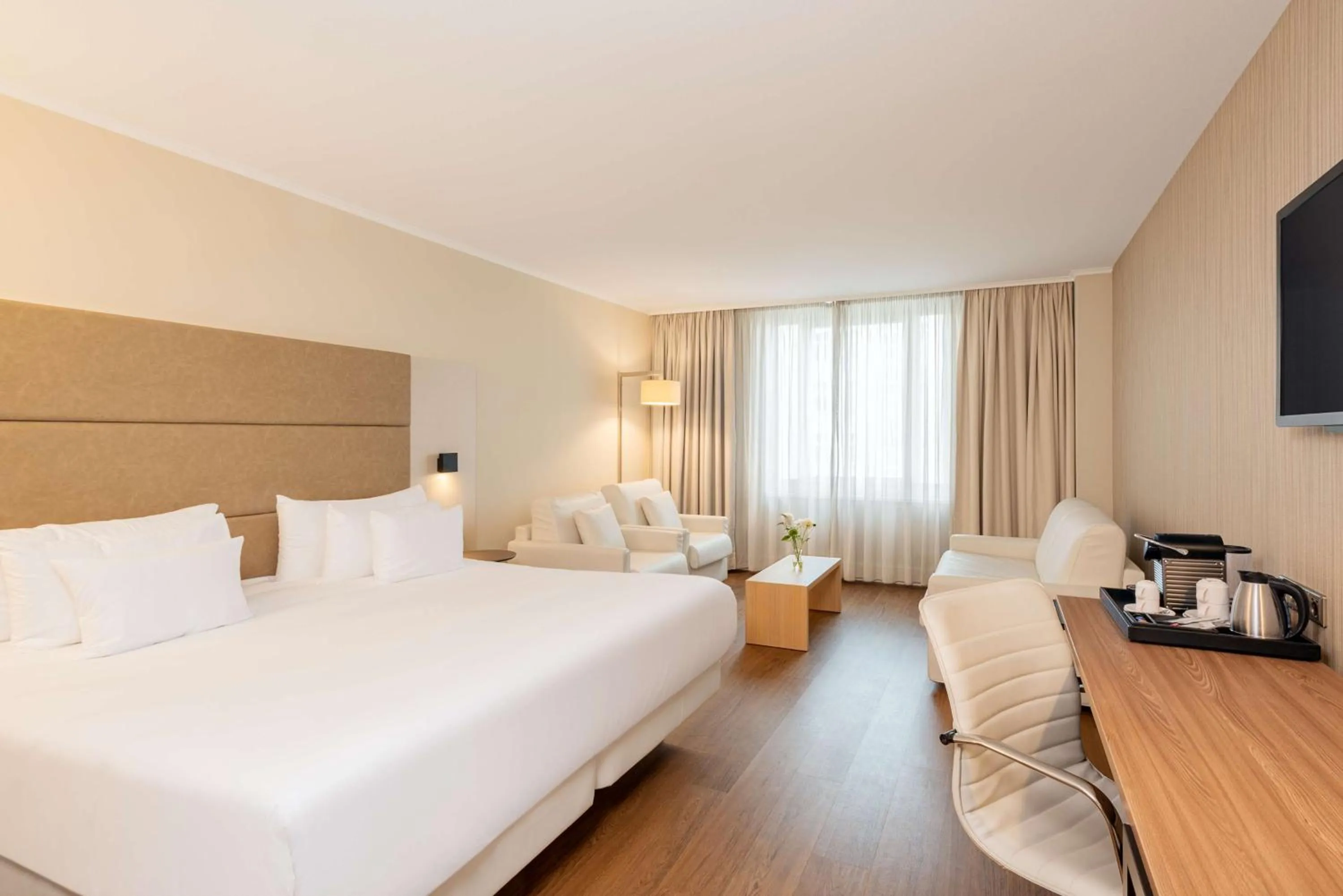 Bedroom, Bed in NH Collection Berlin Mitte am Checkpoint Charlie