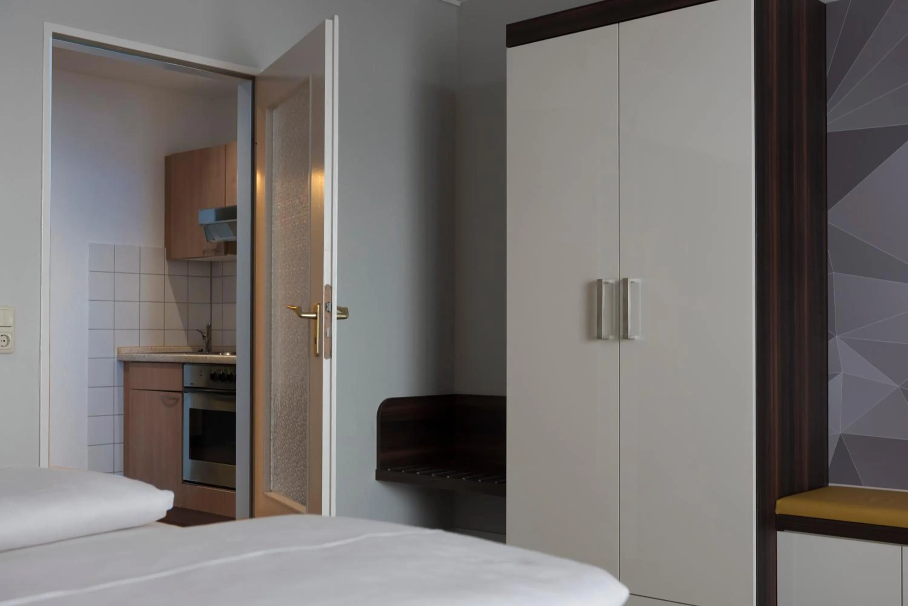 Kitchen or kitchenette, Bathroom in Best Western Hotel Frankfurt Airport Neu-Isenburg