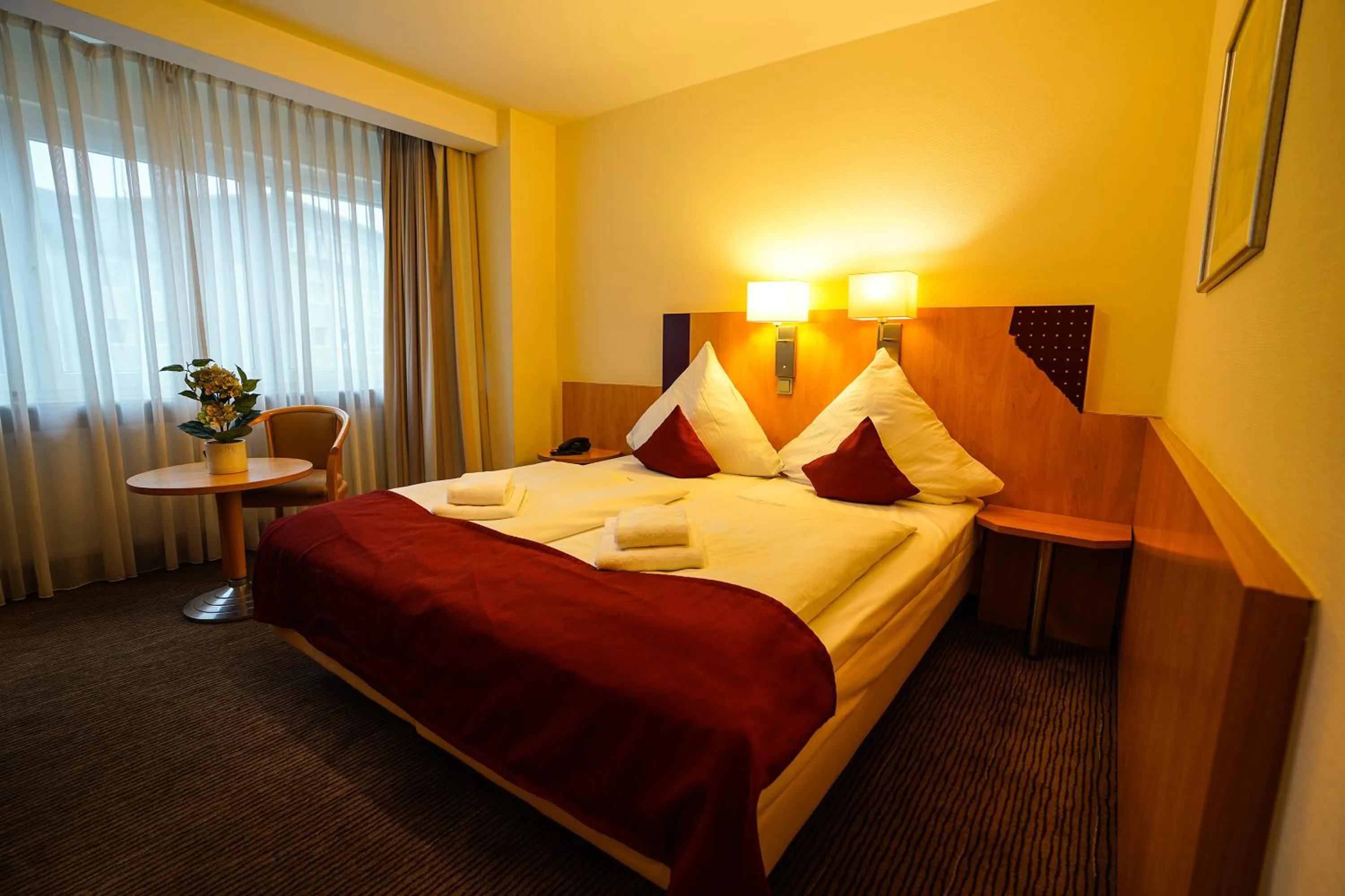 Photo of the whole room, Bed in Hotel Scala Frankfurt City Centre