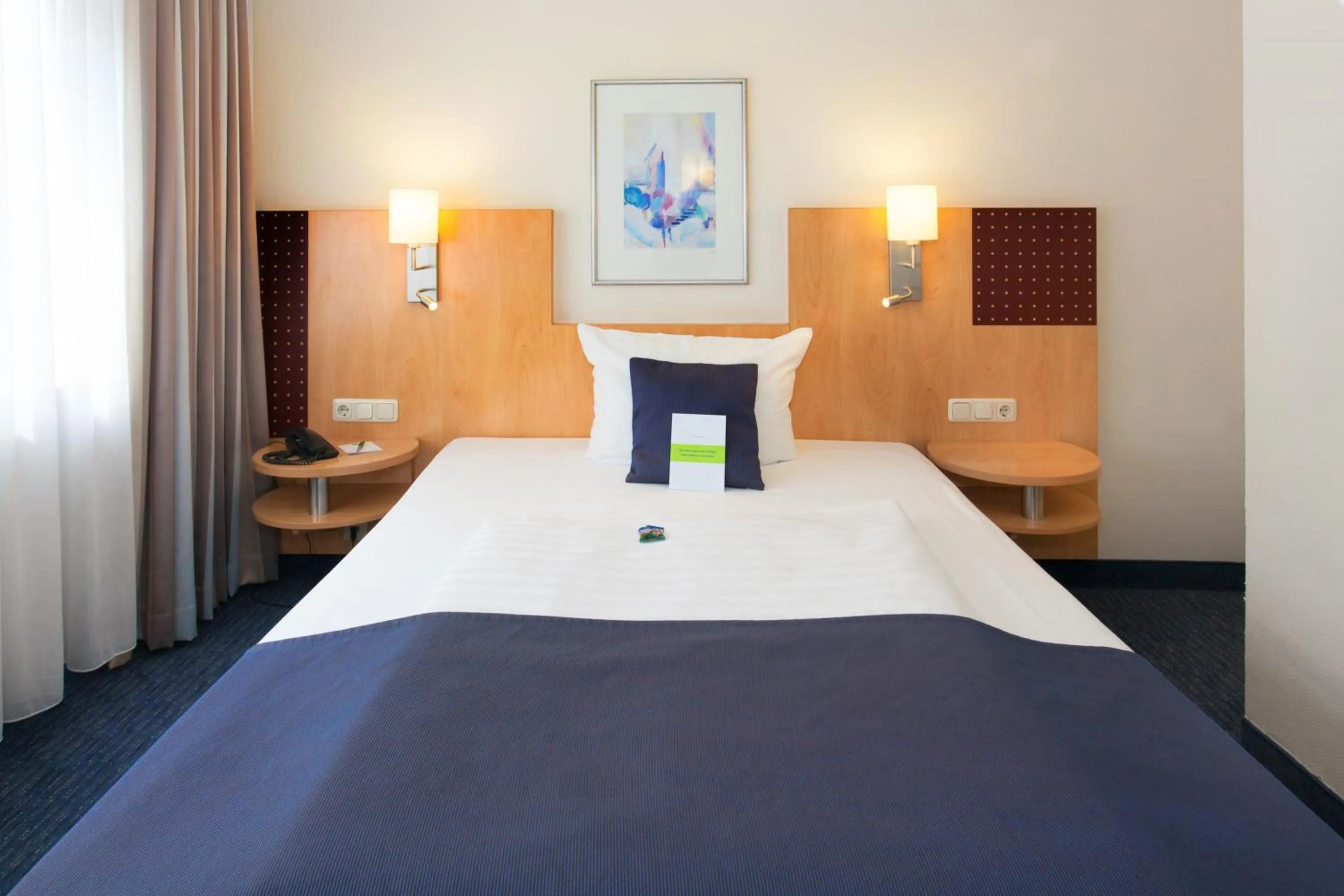 Photo of the whole room, Bed in Hotel Scala Frankfurt City Centre