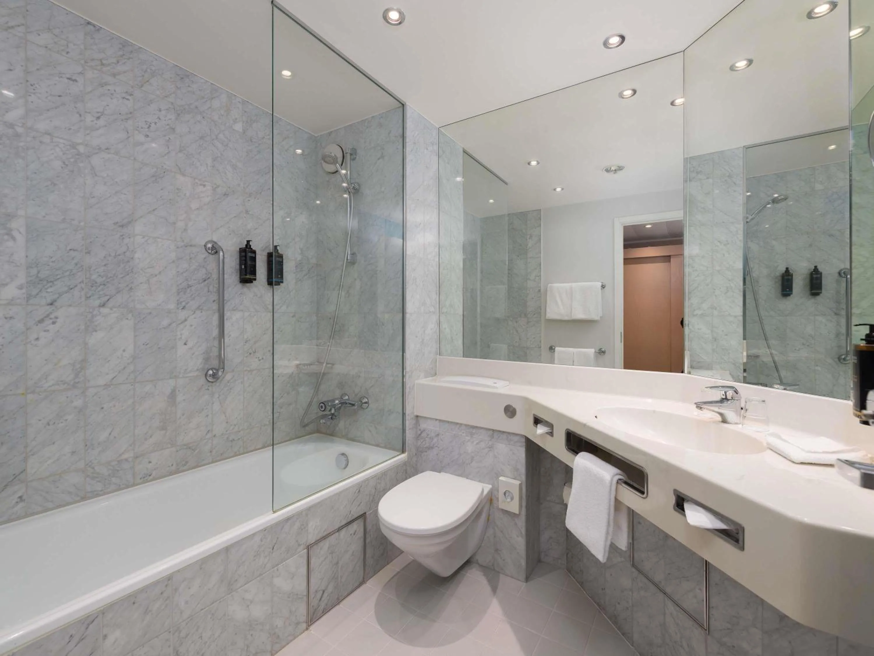 Bedroom in Mercure Hannover Oldenburger Allee