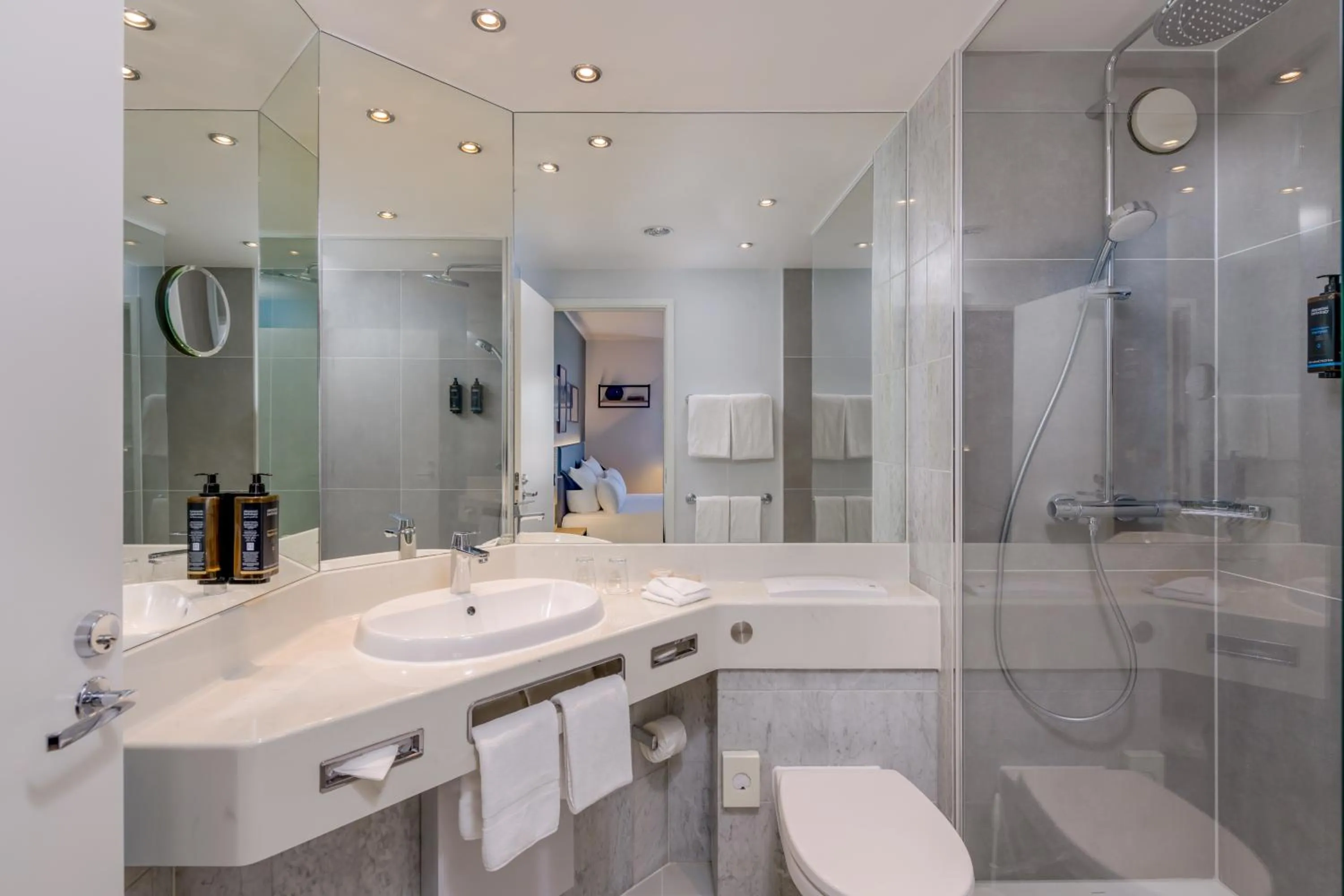 Bathroom in Mercure Hannover Oldenburger Allee