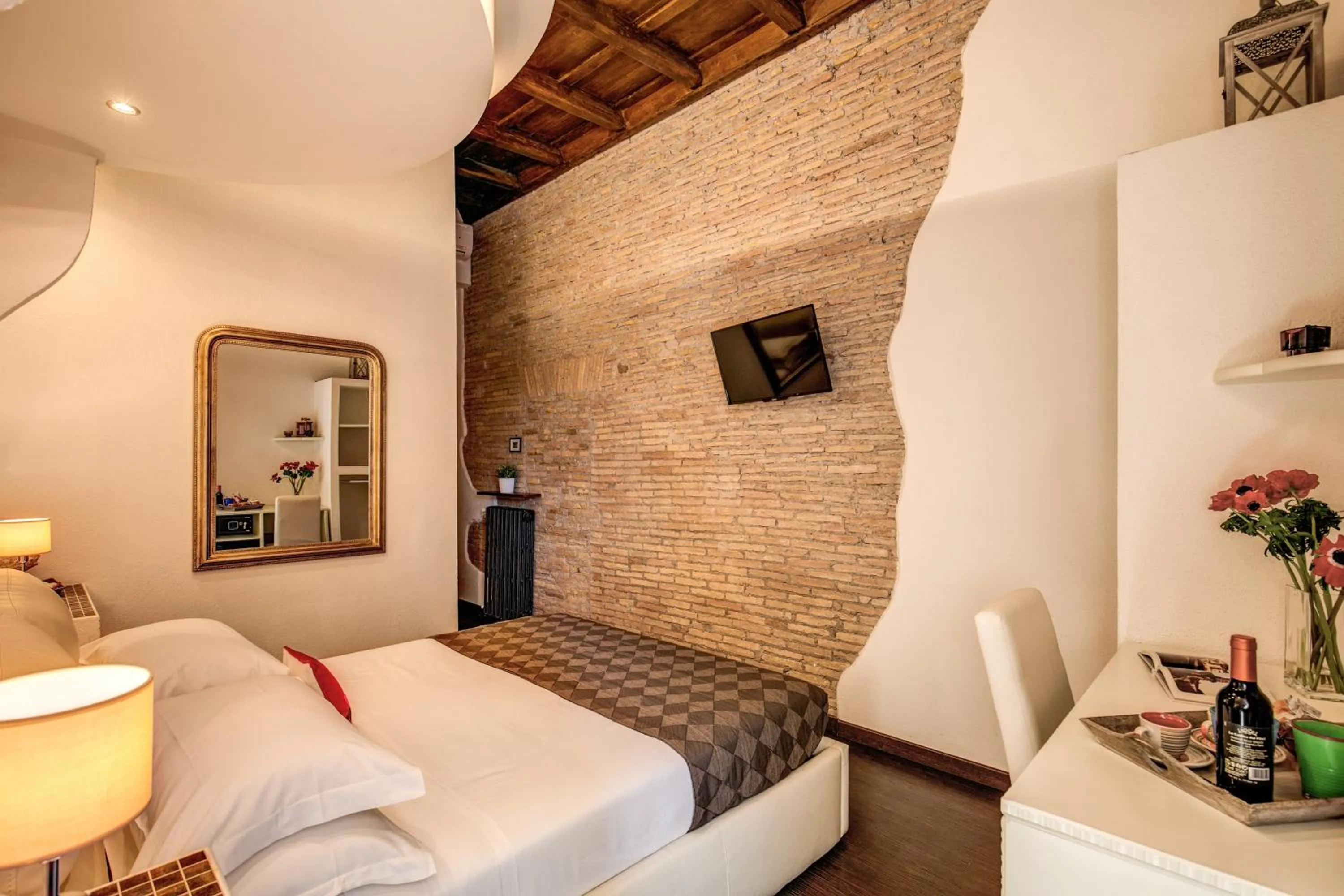 Photo of the whole room, Bed in Tritone Top House