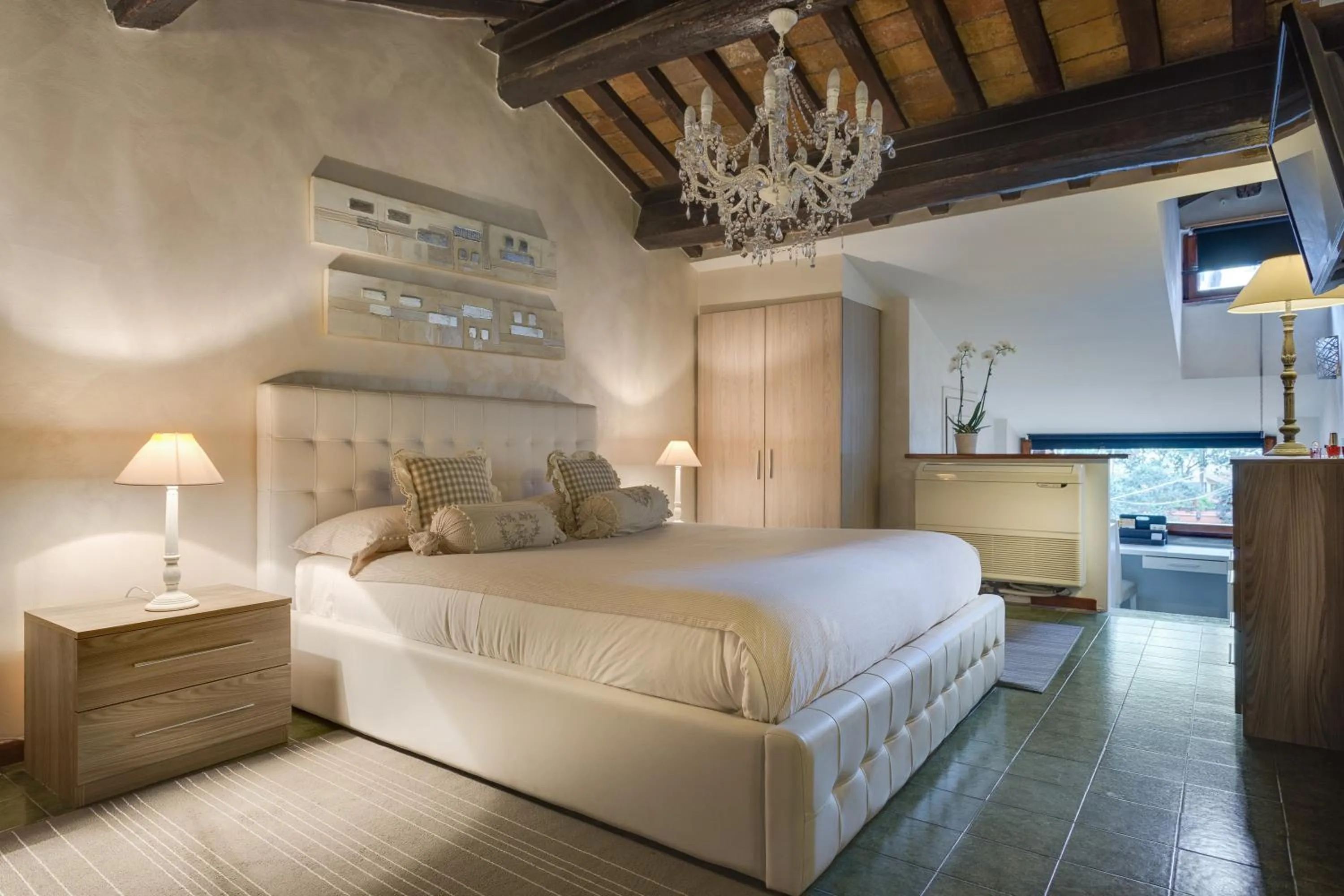 Bedroom, Bed in Tritone Top House