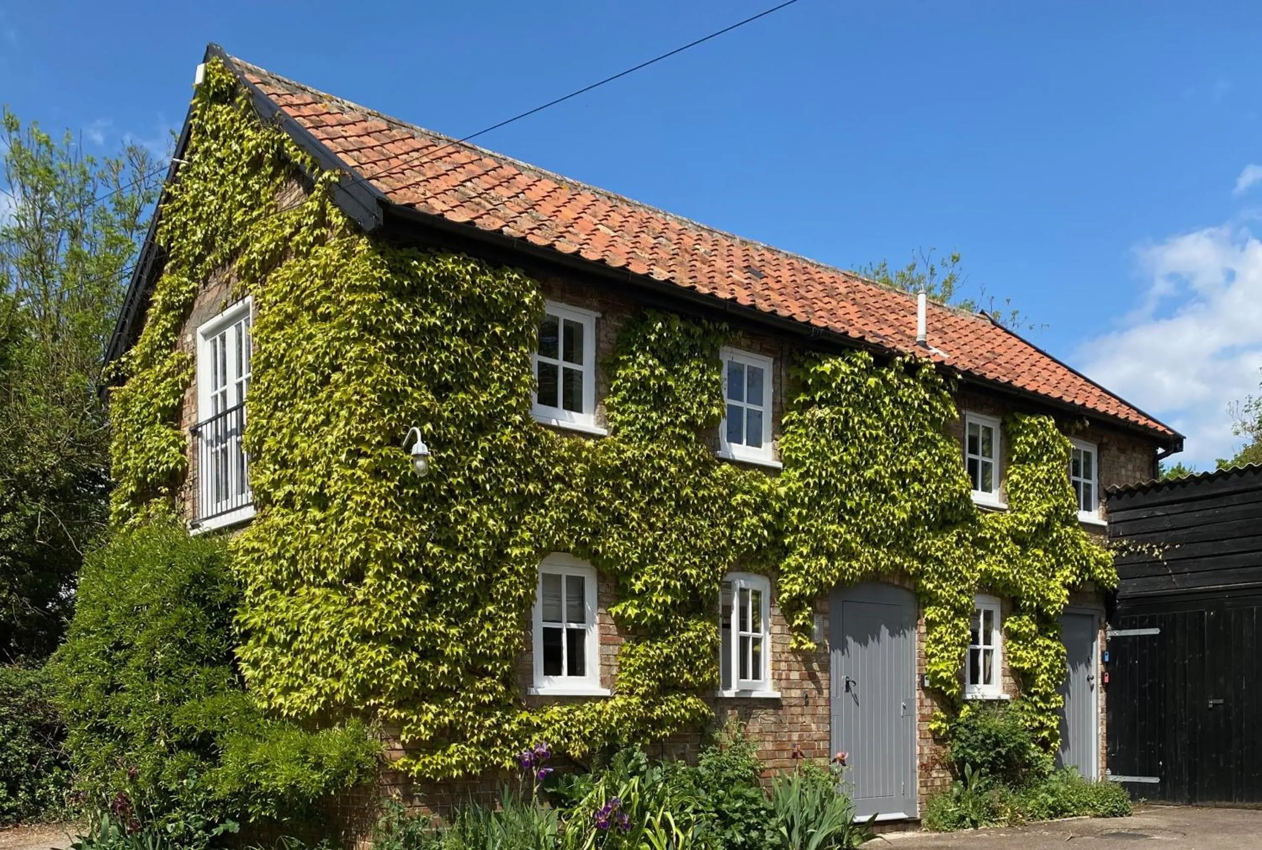 Property building in Kings Head Low House