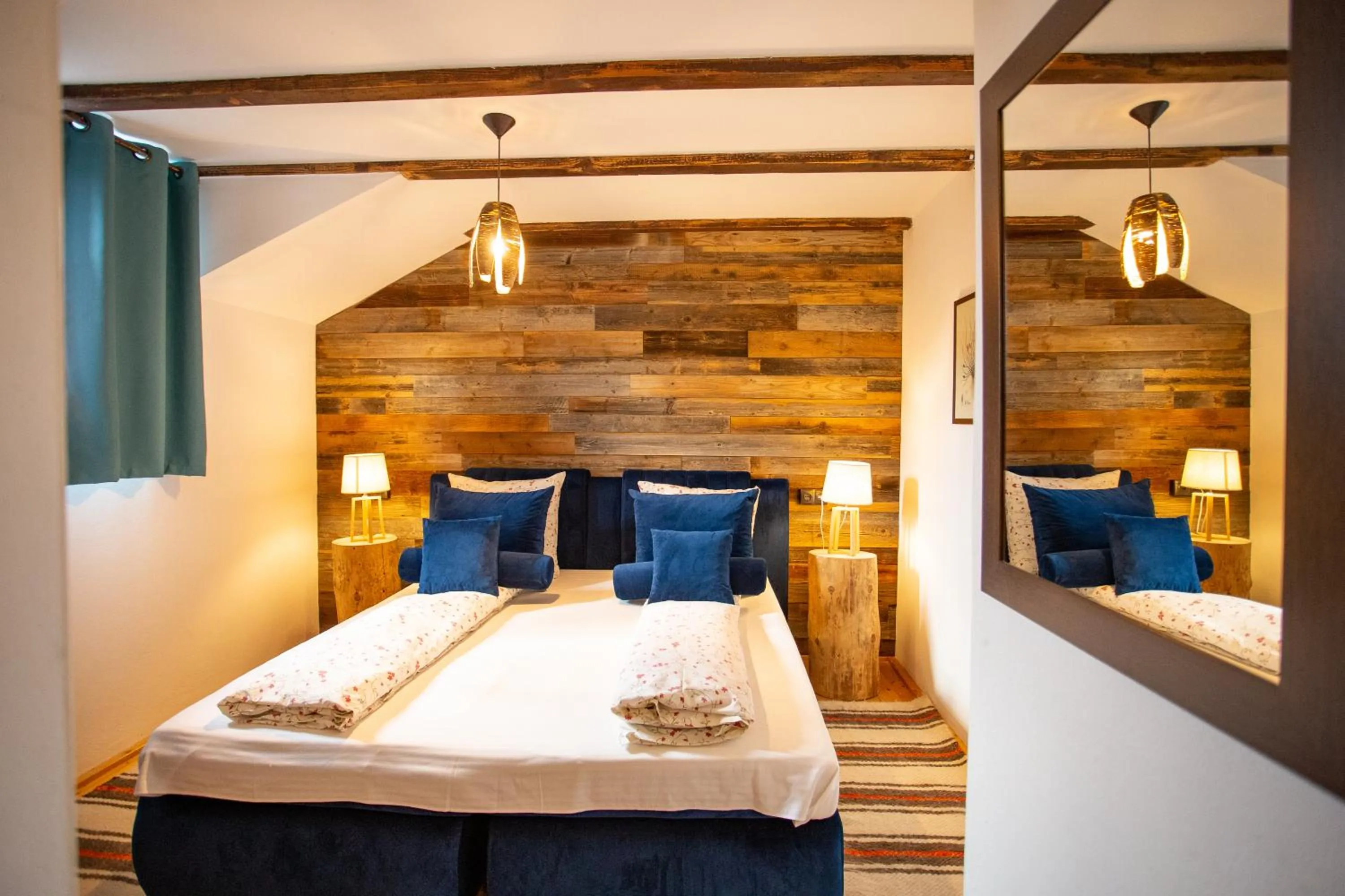 Decorative detail, Bed in Casa Mosului - Transfăgărășan Bed & Breakfast