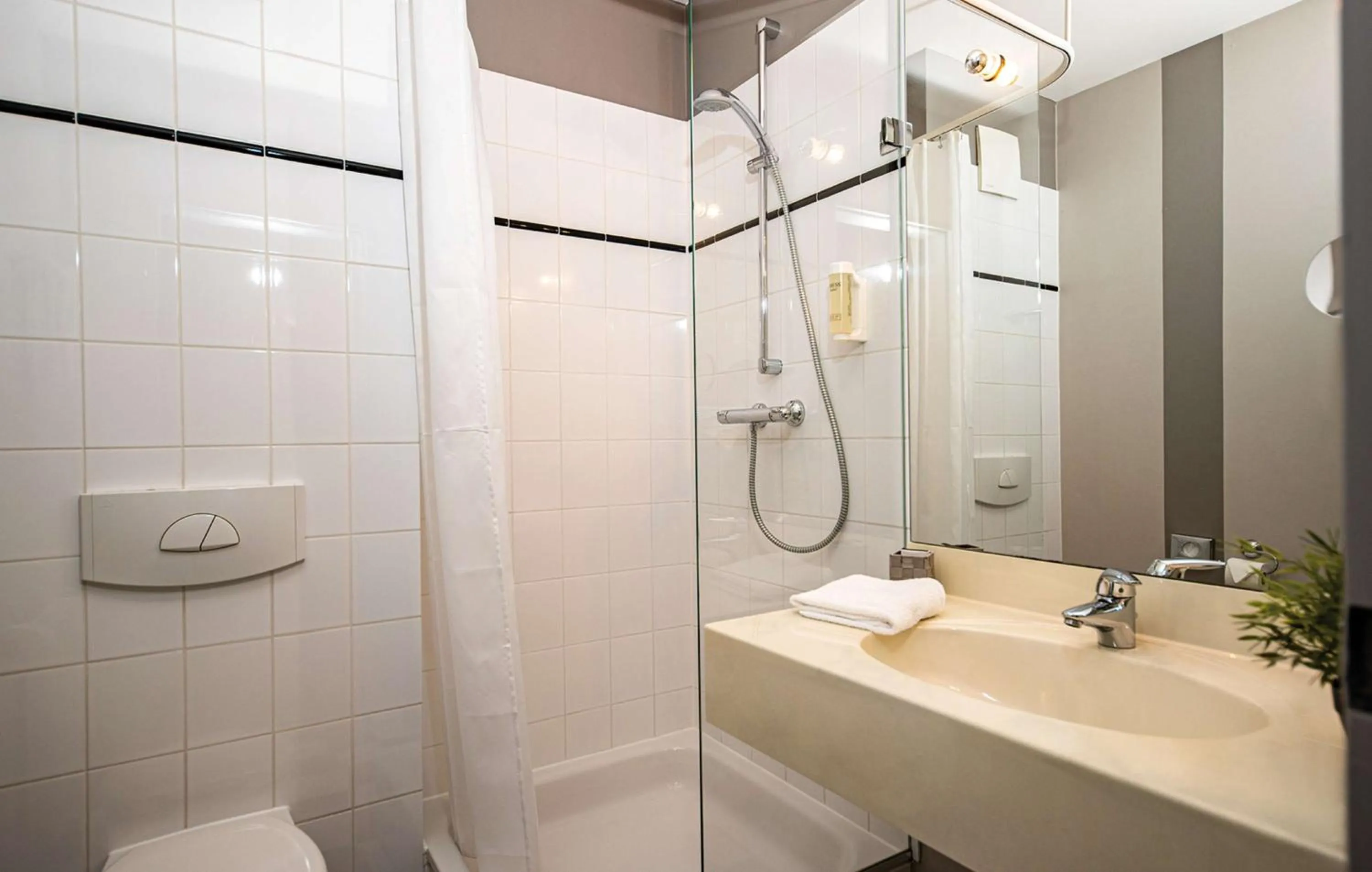 Bathroom in Median Hotel Hannover Lehrte