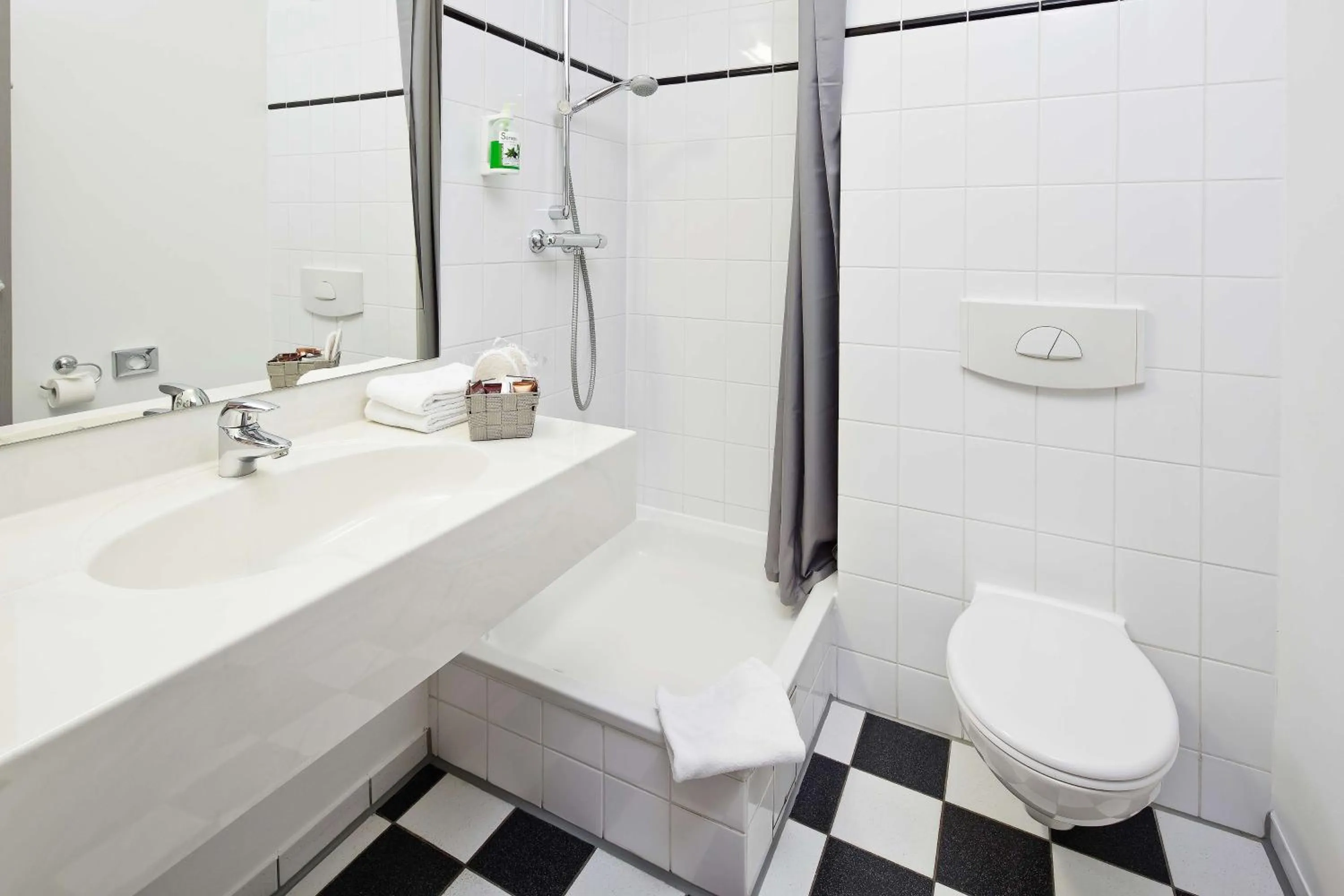 Bathroom in Median Hotel Hannover Lehrte