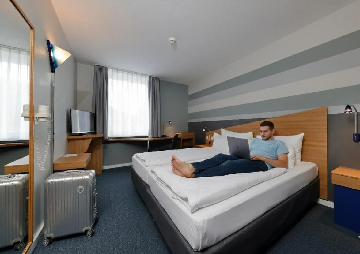 Bed in Median Hotel Hannover Messe