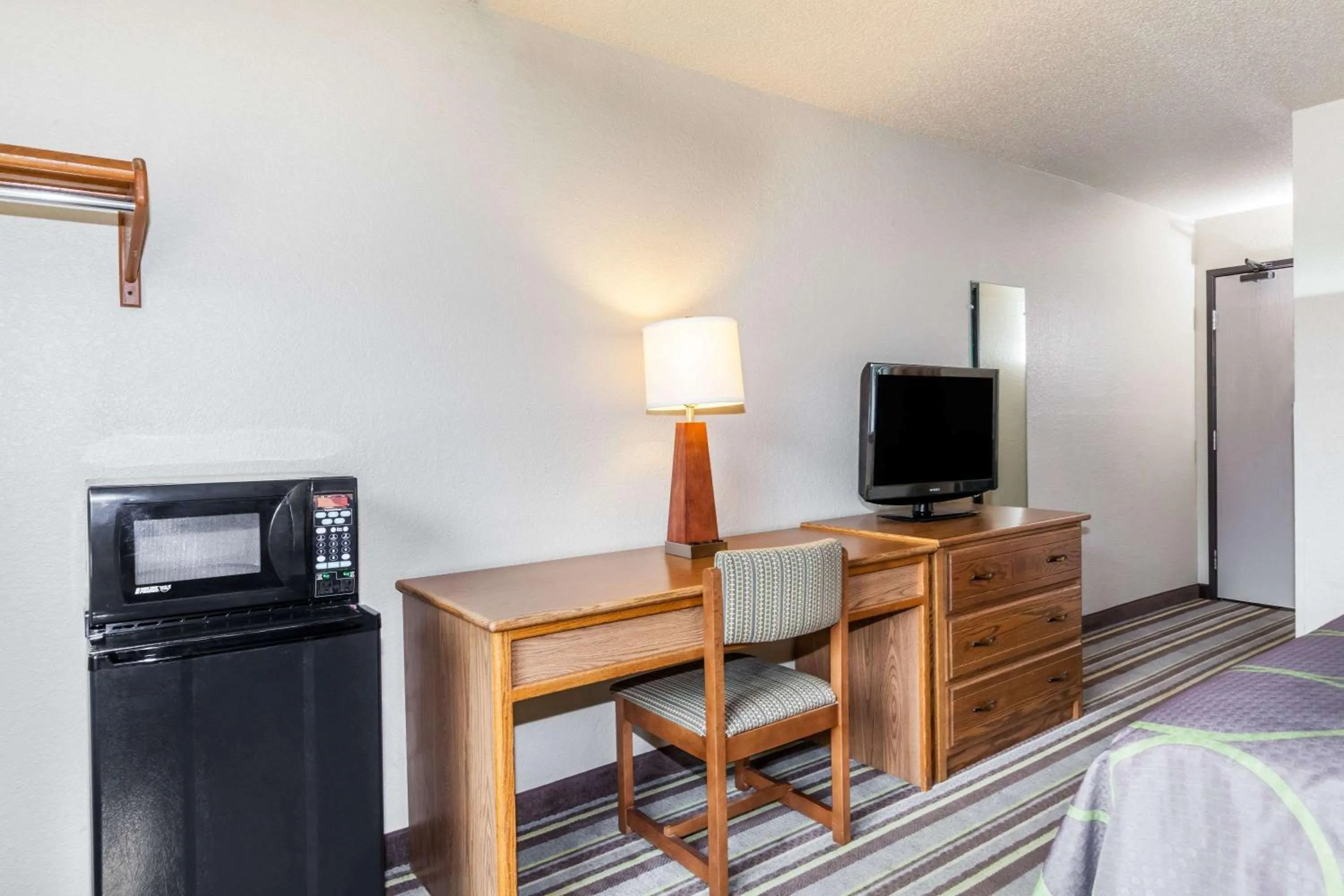 Photo of the whole room, Bed in Super 8 by Wyndham Dunbar/Charleston Area