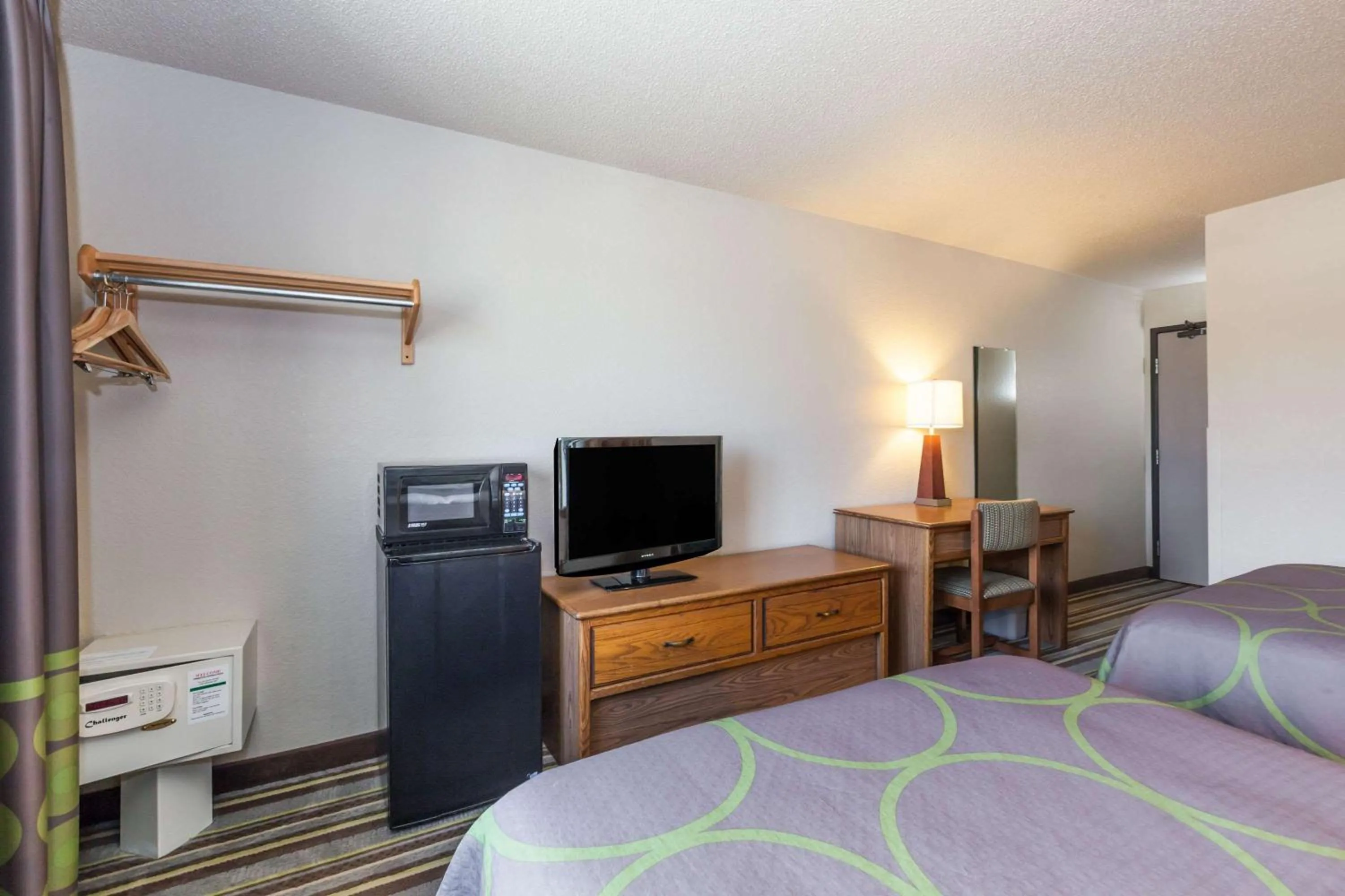 Photo of the whole room, Bed in Super 8 by Wyndham Dunbar/Charleston Area