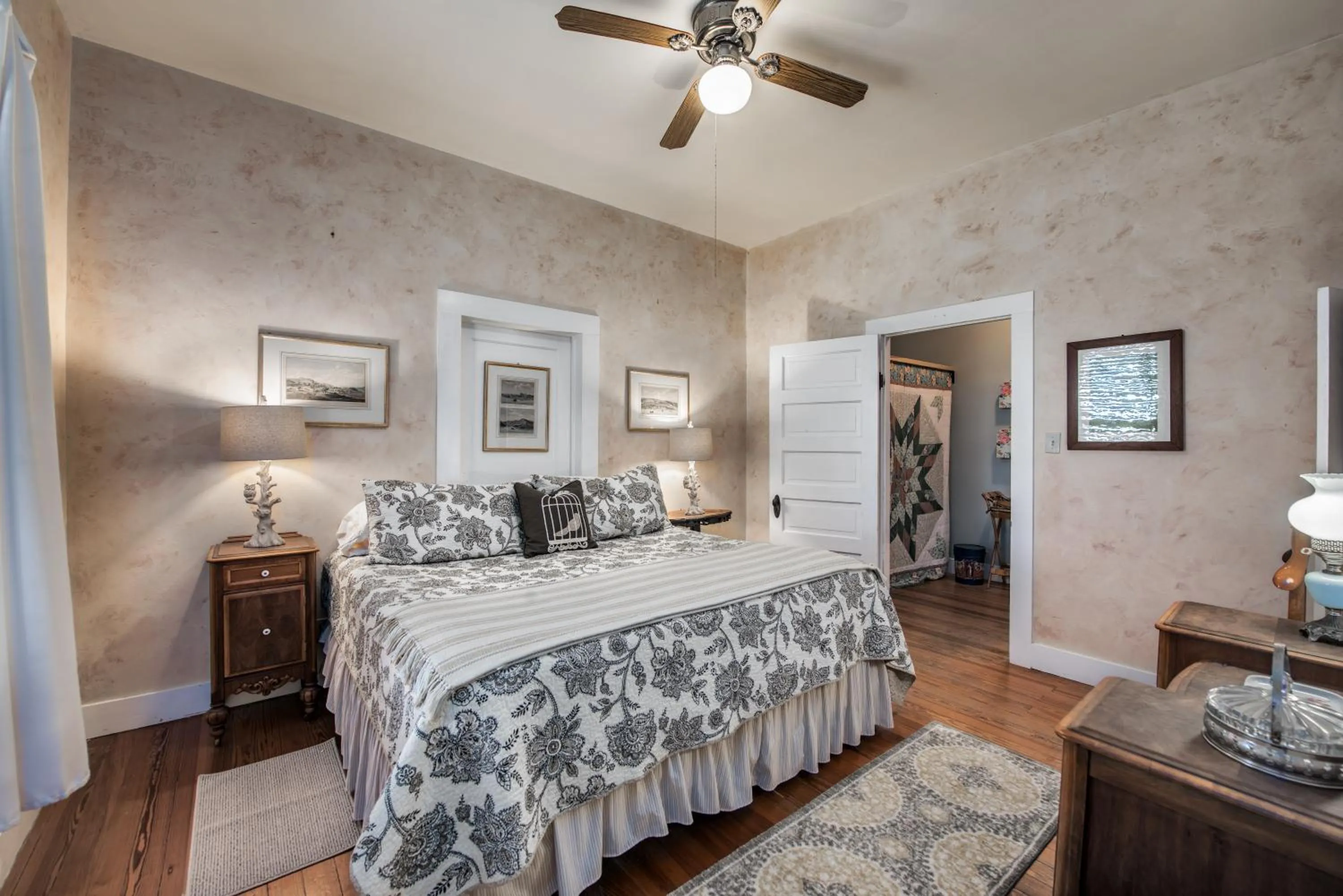 Bathroom, Bed in Barons CreekSide Resort