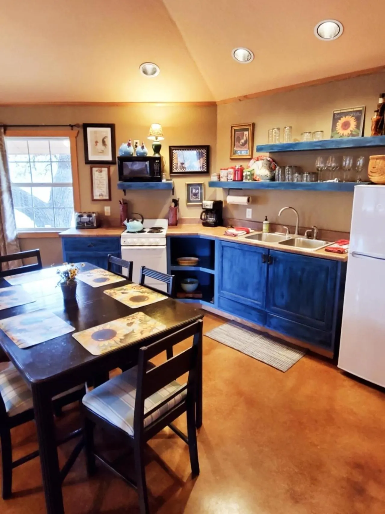 Kitchen or kitchenette in Barons CreekSide Resort