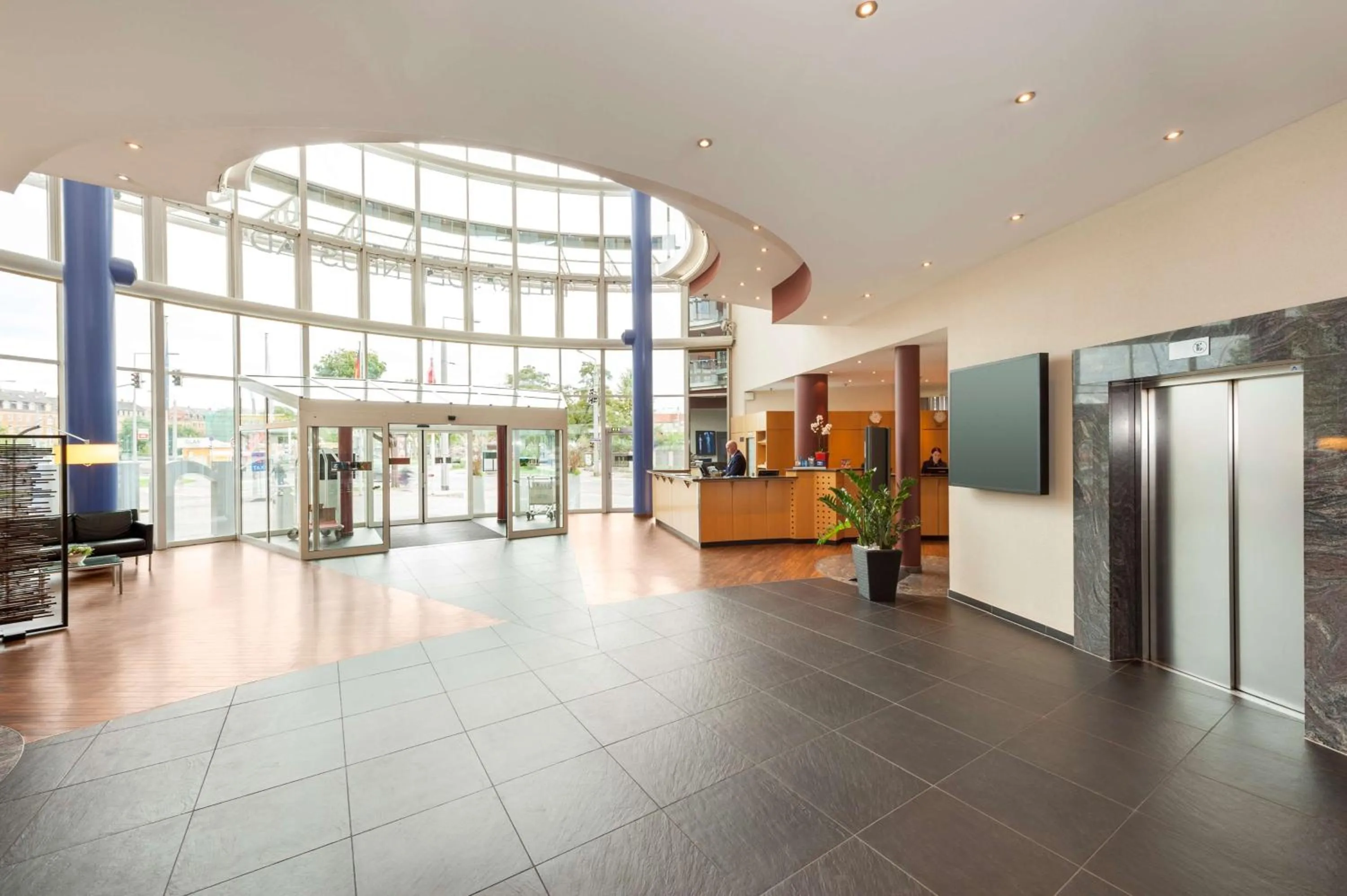 Lobby or reception in NH Dresden Neustadt