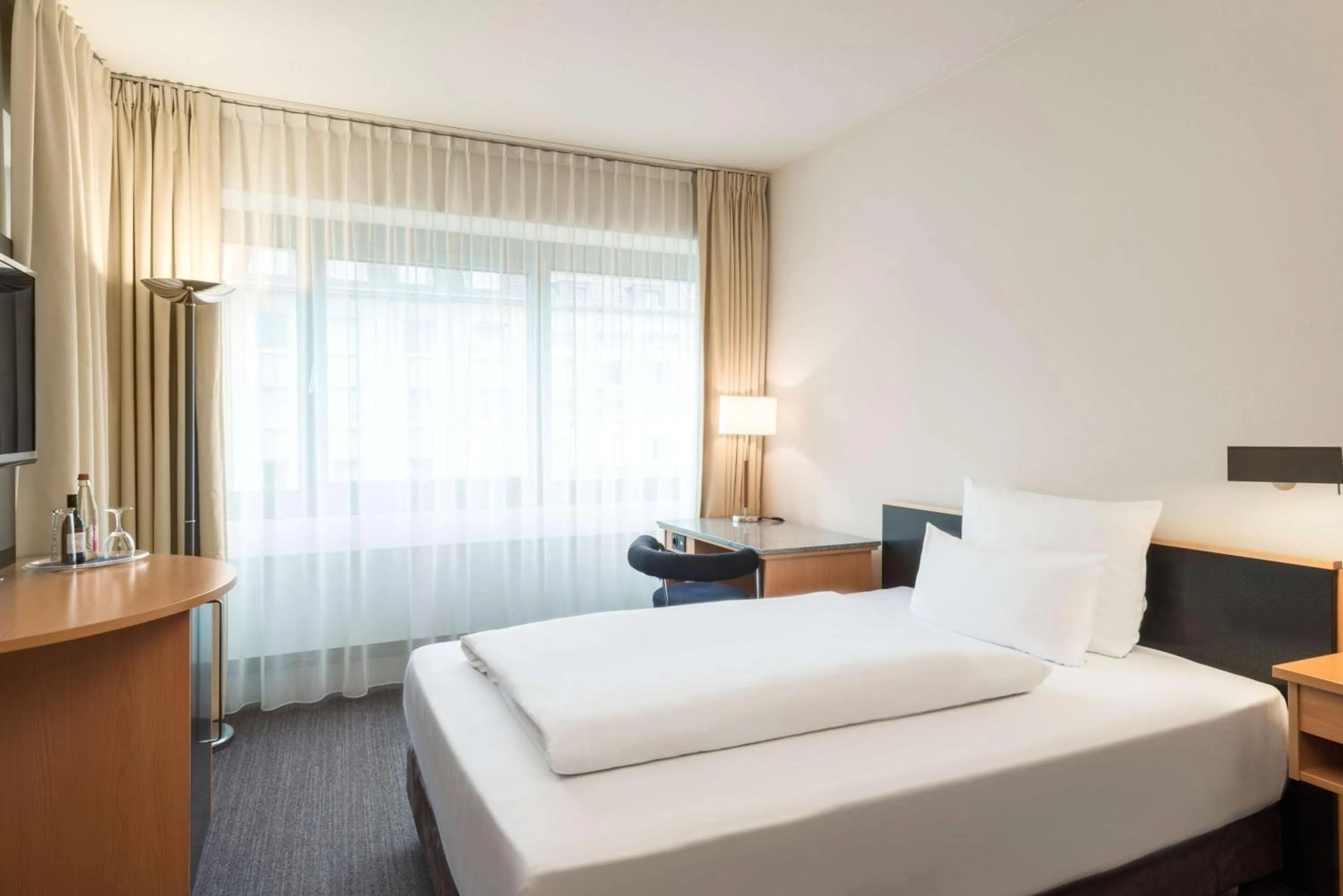 Photo of the whole room, Bed in NH Düsseldorf City