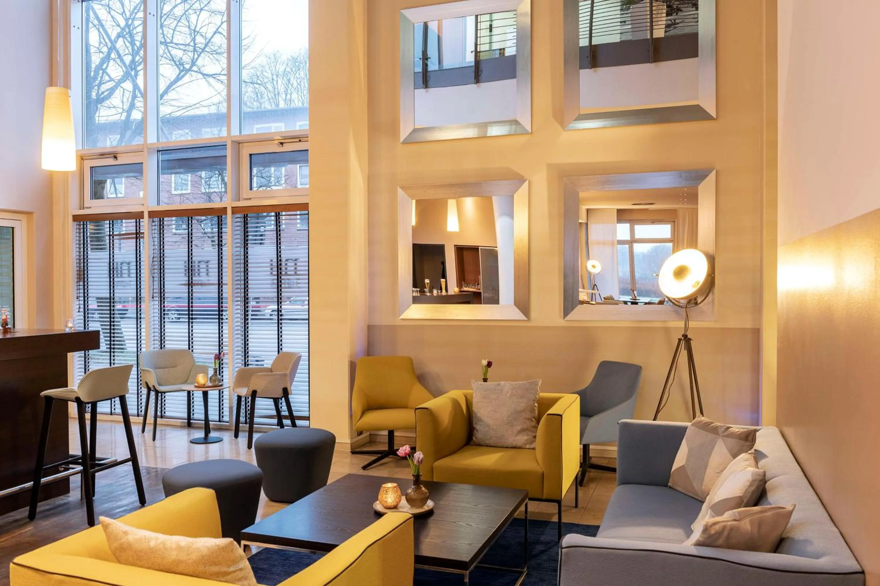 Lounge or bar in NH Hamburg Horner Rennbahn