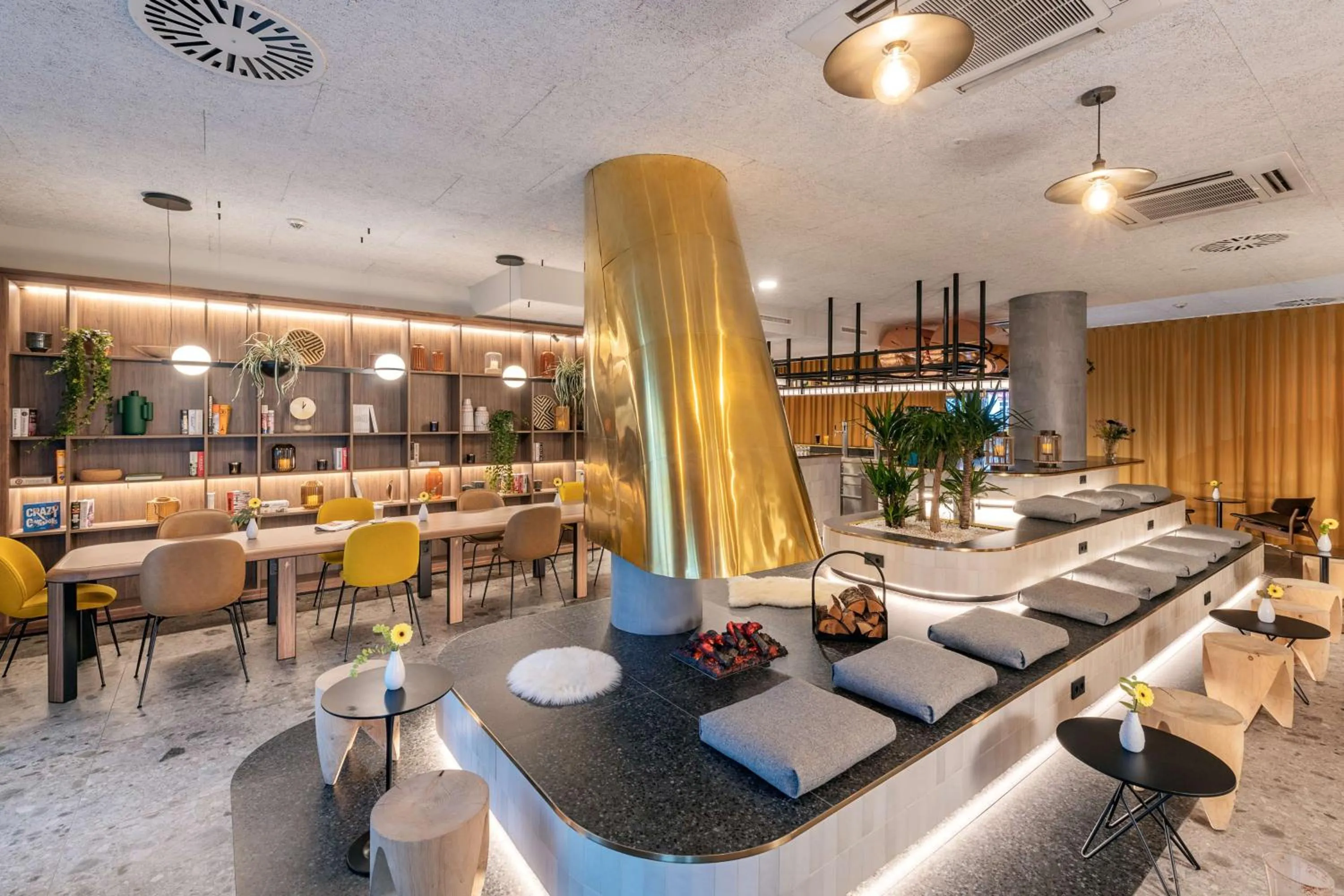 Lounge or bar in NH Hamburg Altona