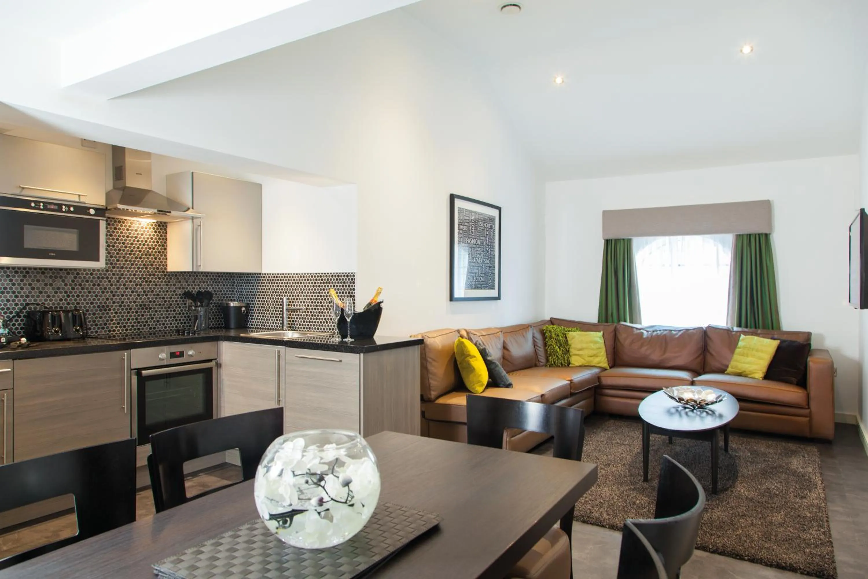 Kitchen or kitchenette in EPIC Apart Hotel - Seel Street