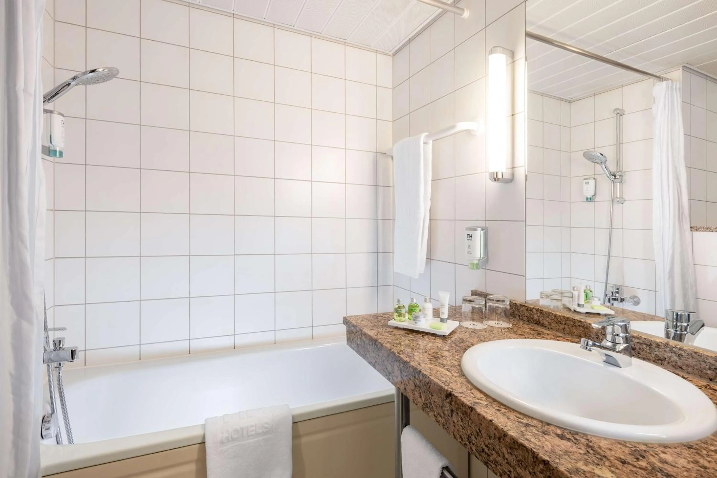 Superior Double or Twin Room Free Parking Promo with breakfast - single occupancy in NH Leipzig Messe