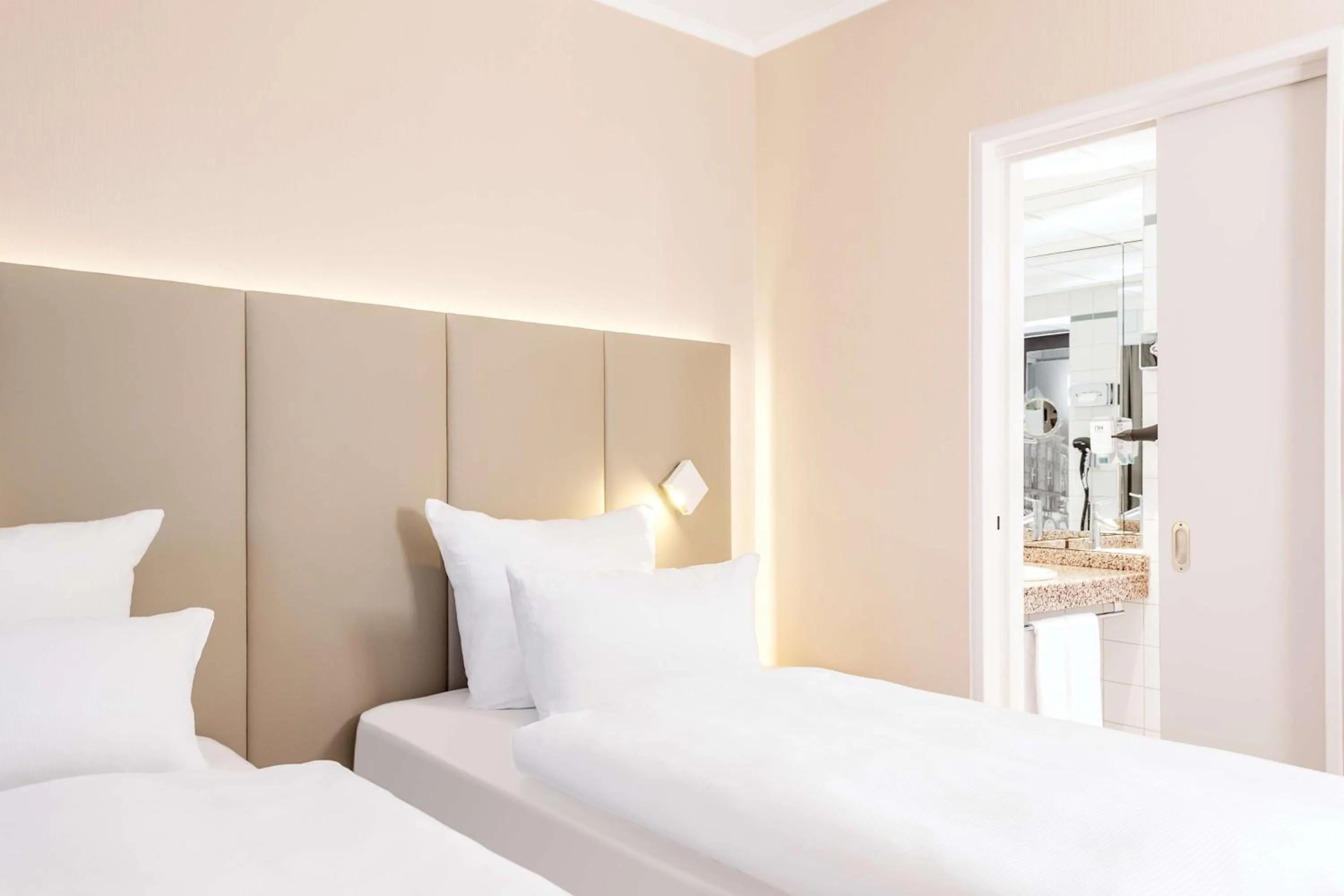 Photo of the whole room, Bed in NH Dortmund