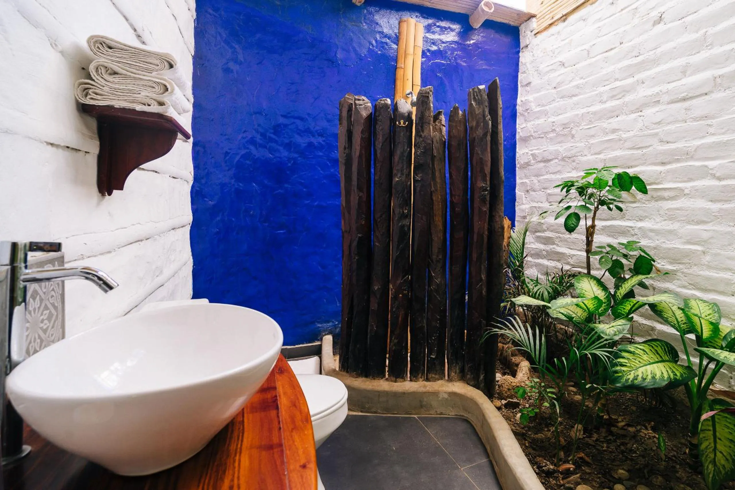 Shower in Kimbas Bungalows Mancora