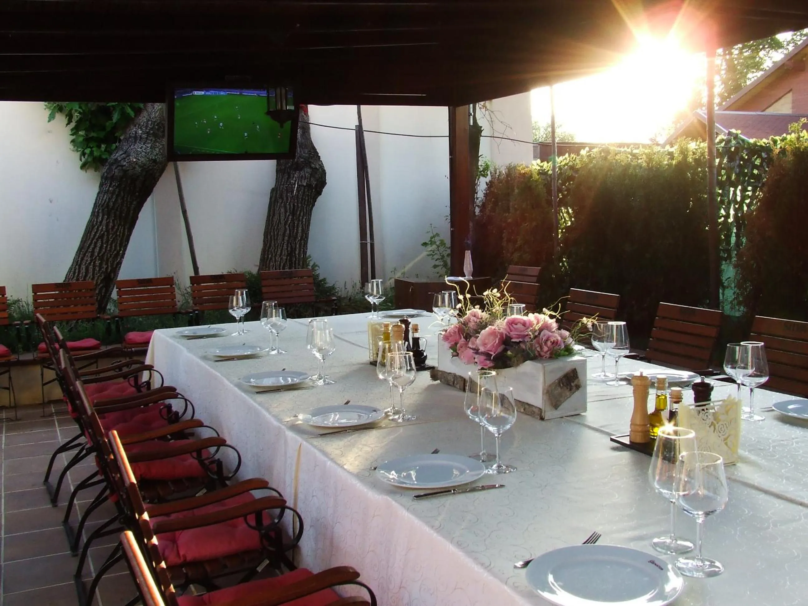 Restaurant/places to eat in Hotel Senator