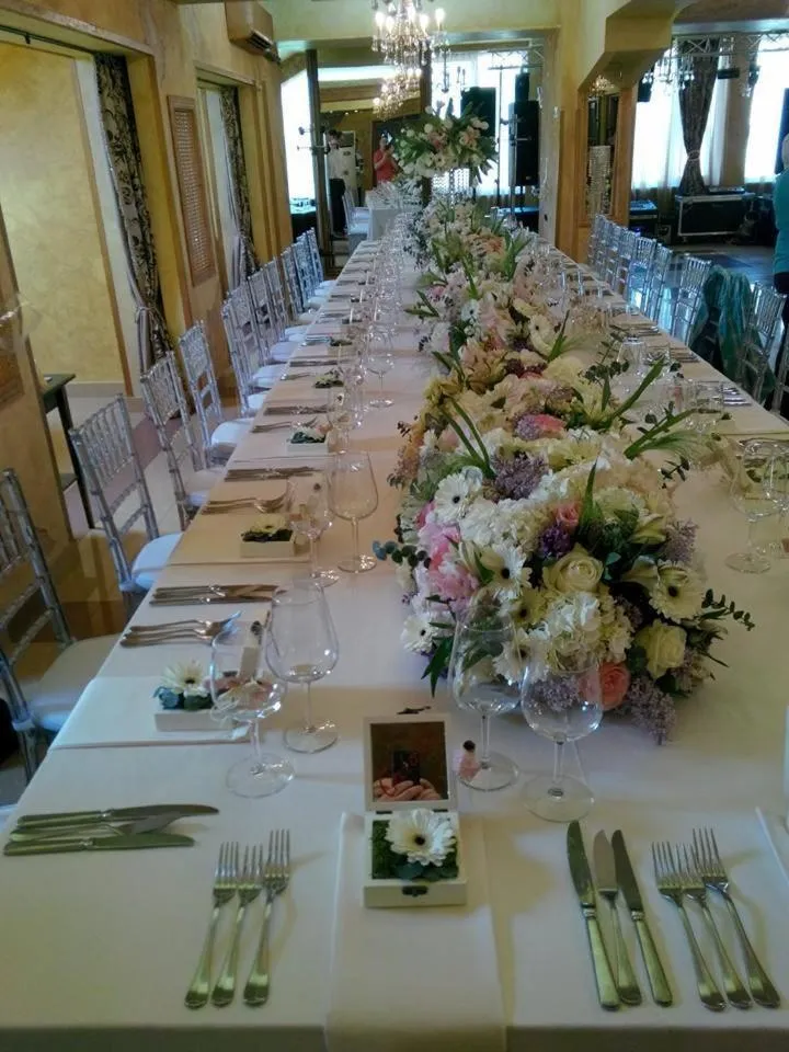 Restaurant/places to eat in Hotel Senator