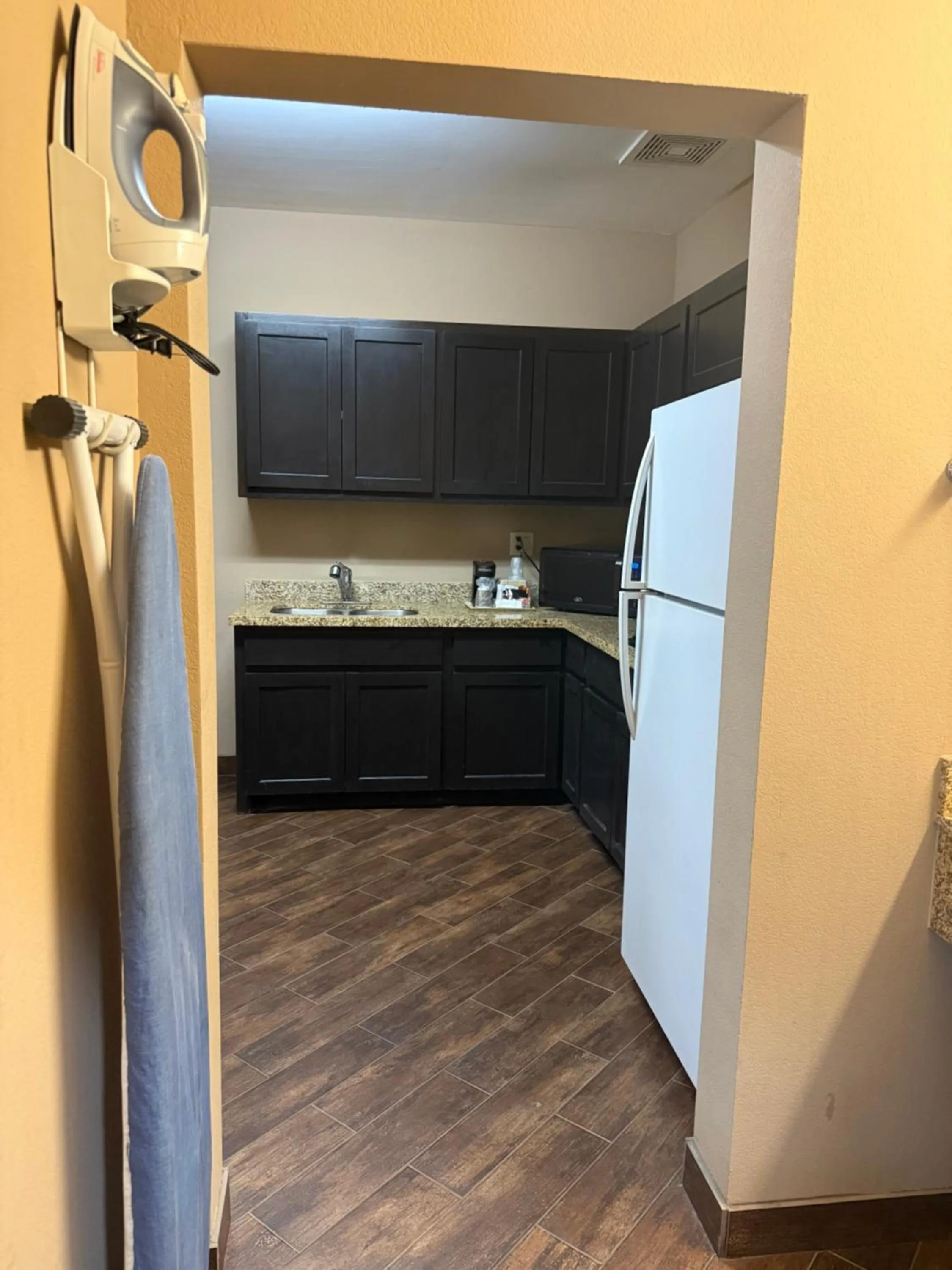 Executive Inn & Suites