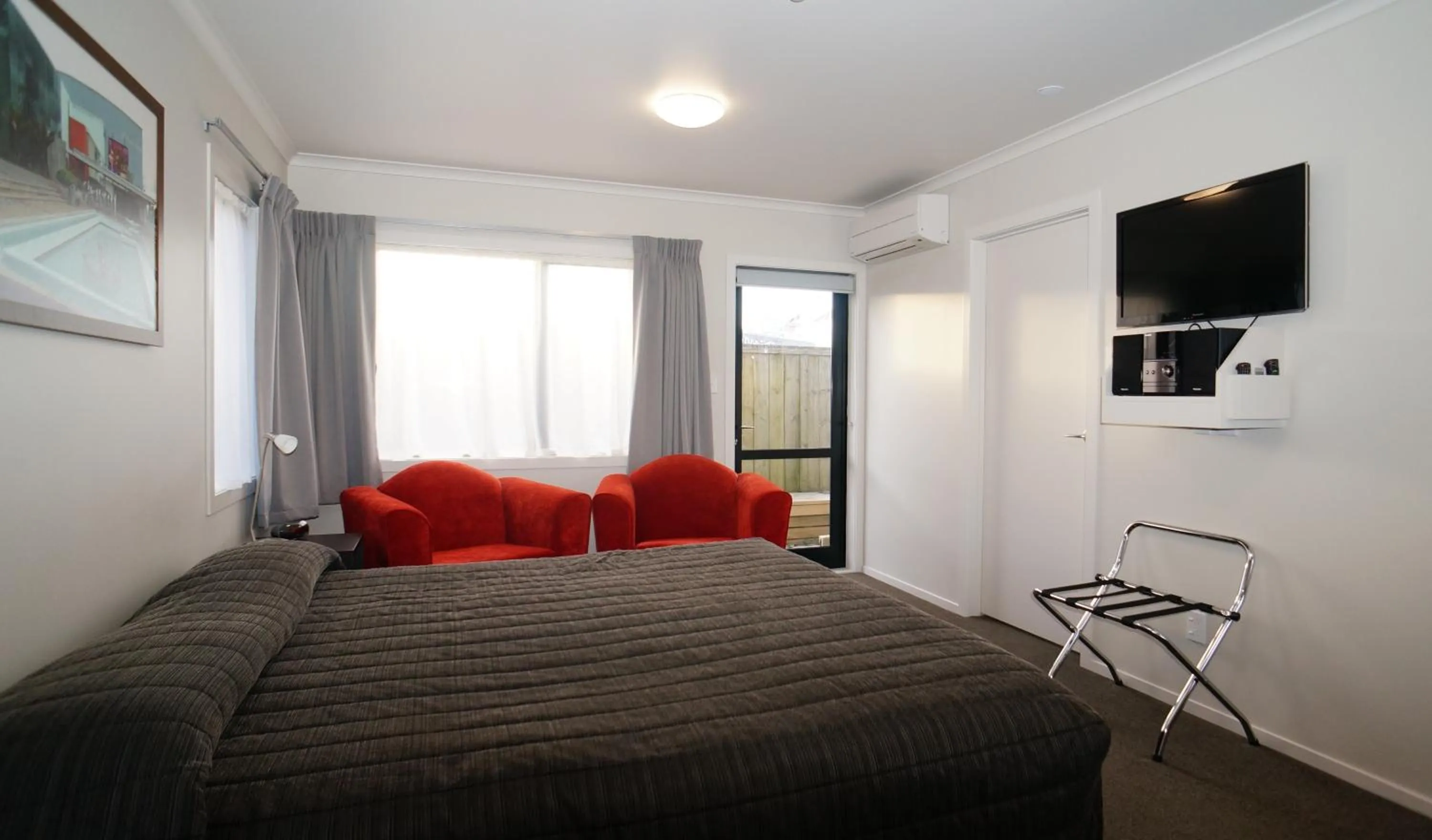 Photo of the whole room, Bed in Brooklyn Motor Lodge