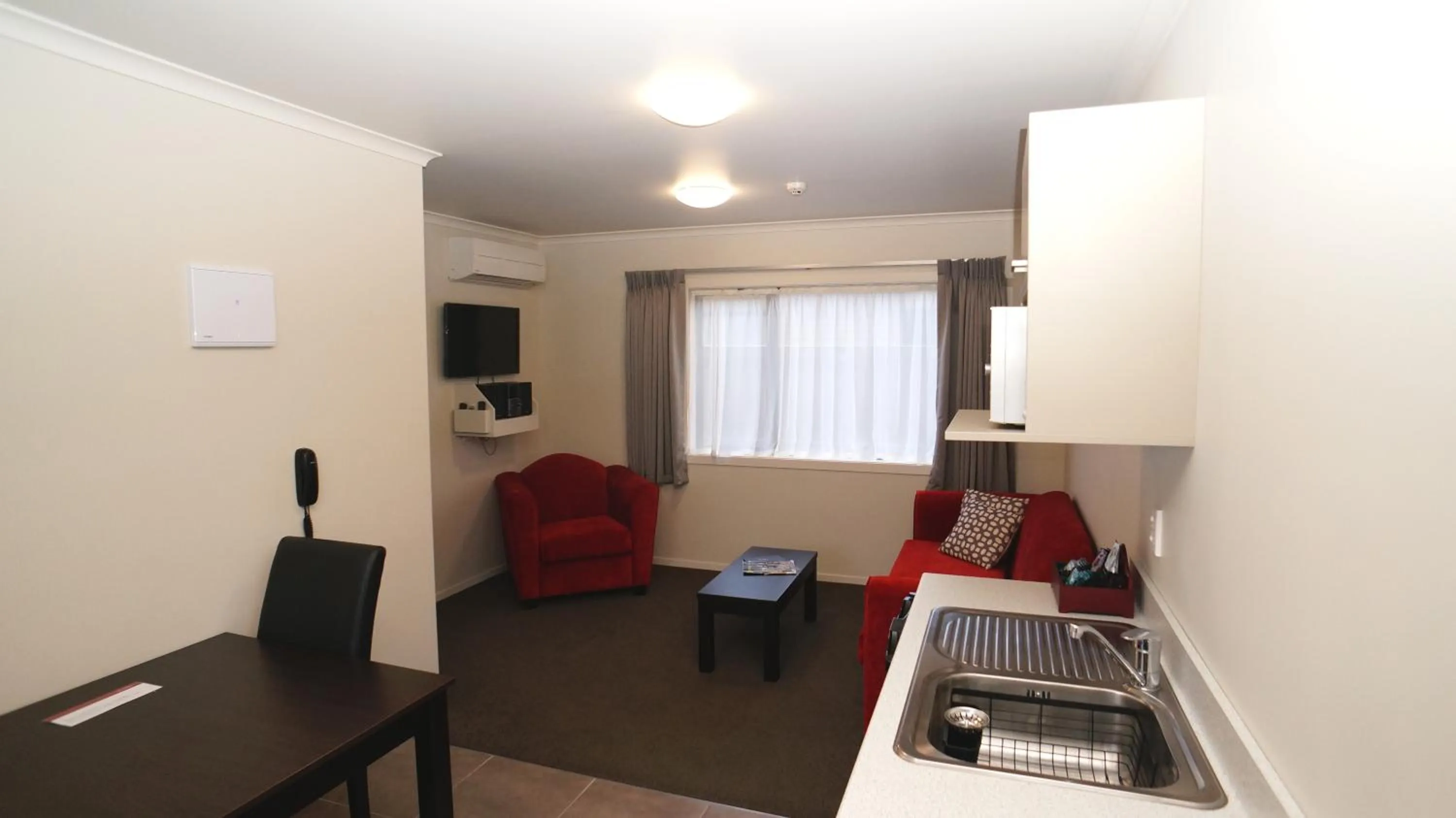 Communal lounge/ TV room in Brooklyn Motor Lodge