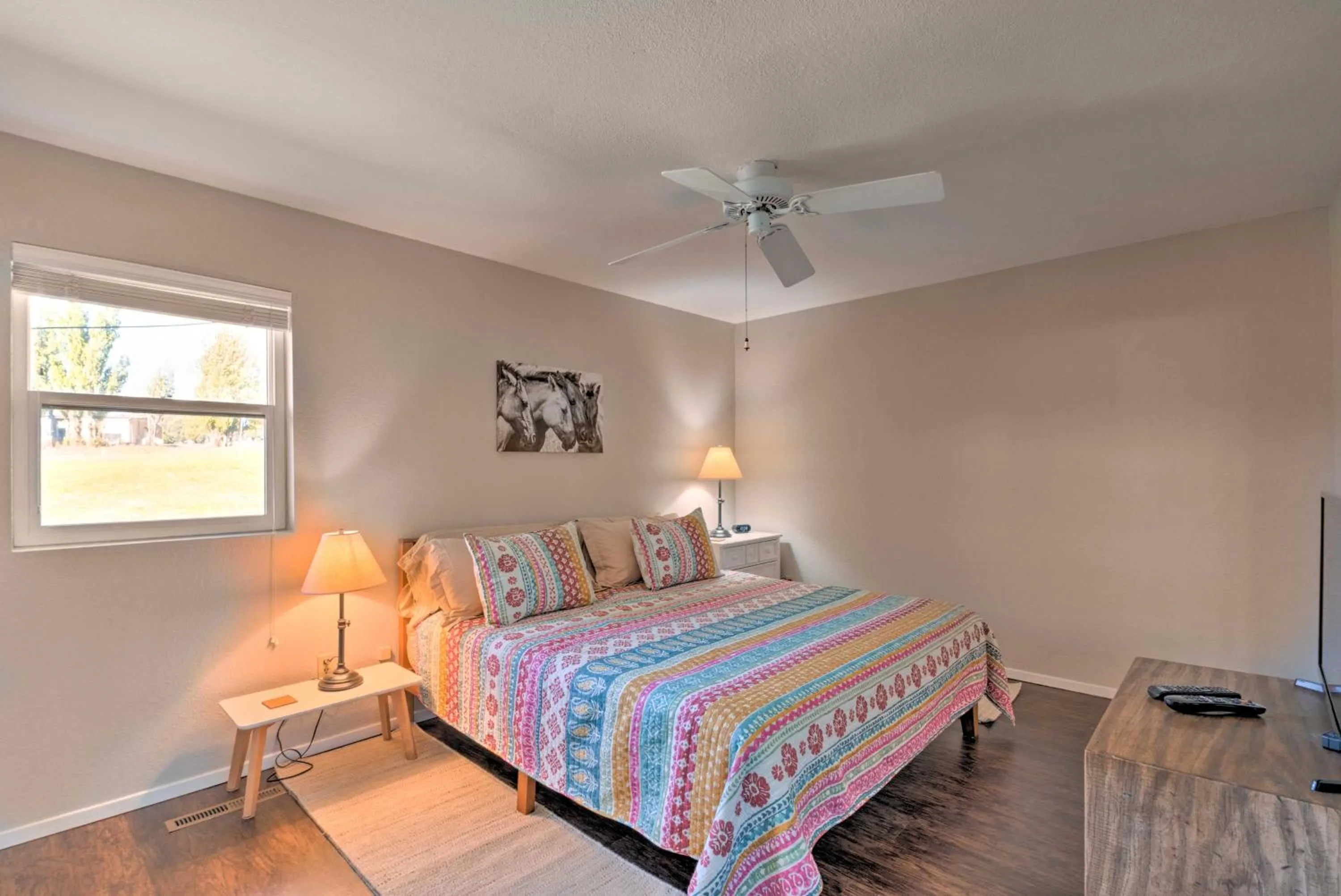 Bed in Bright Ruidoso Condo with Deck and Golf Course Views!