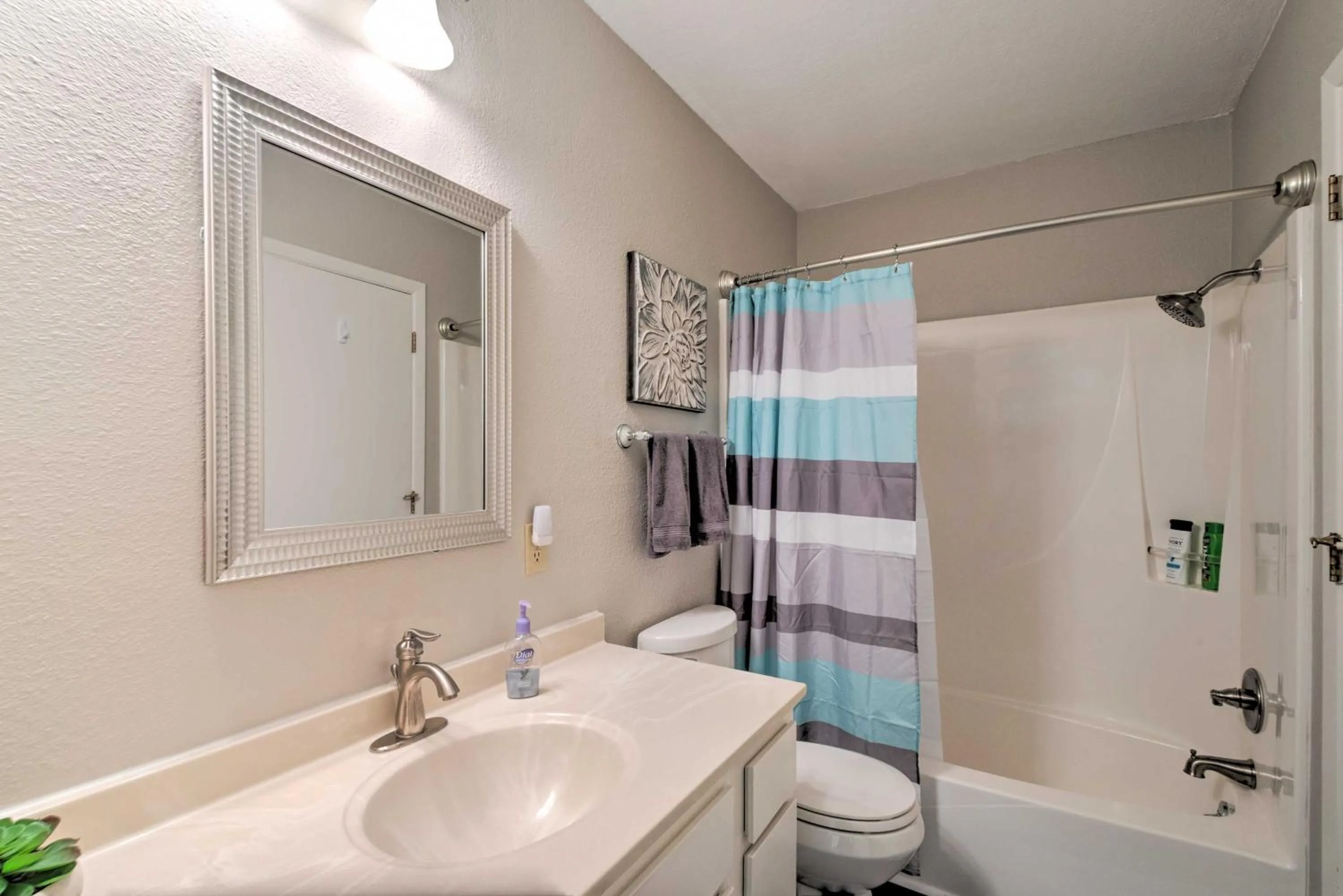 Bright Ruidoso Condo with Deck and Golf Course Views!