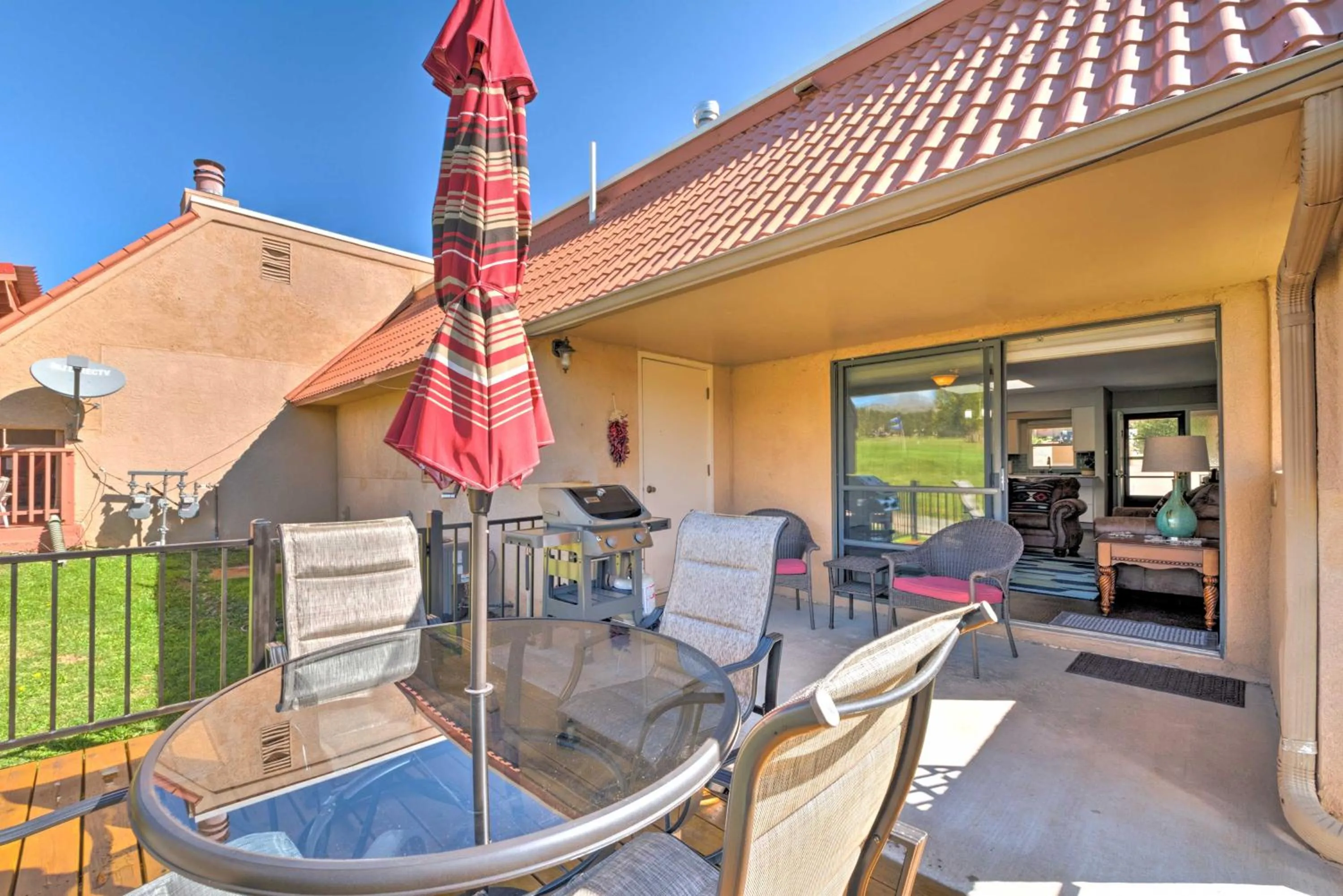 Bright Ruidoso Condo with Deck and Golf Course Views!