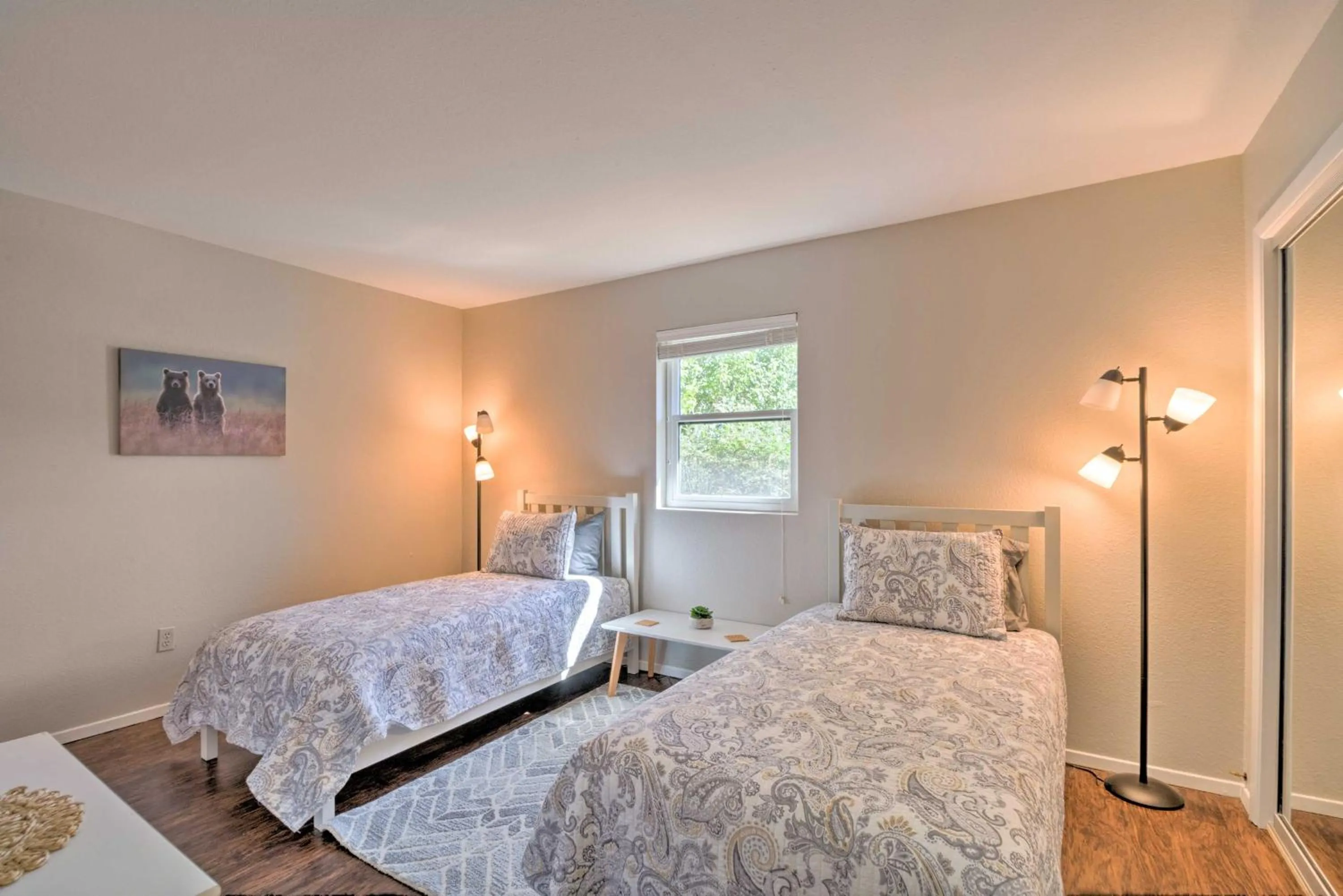 Bed in Bright Ruidoso Condo with Deck and Golf Course Views!