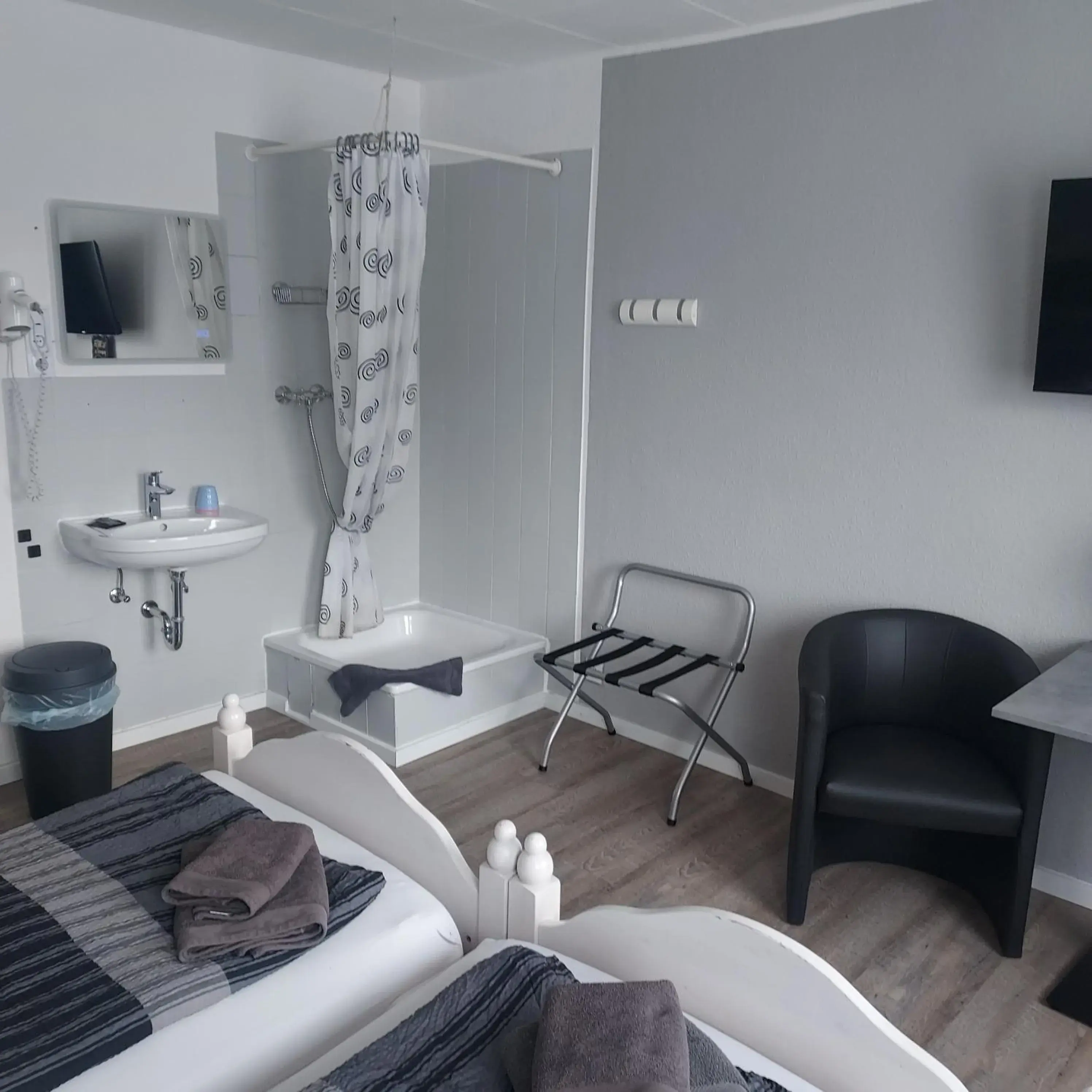 Twin Room with Shared Toilet - single occupancy in Landgasthof "Hotel zum Norden" Twin Room with Shared Toilet - single occupancy in Landgasthof "Hotel zum Norden"