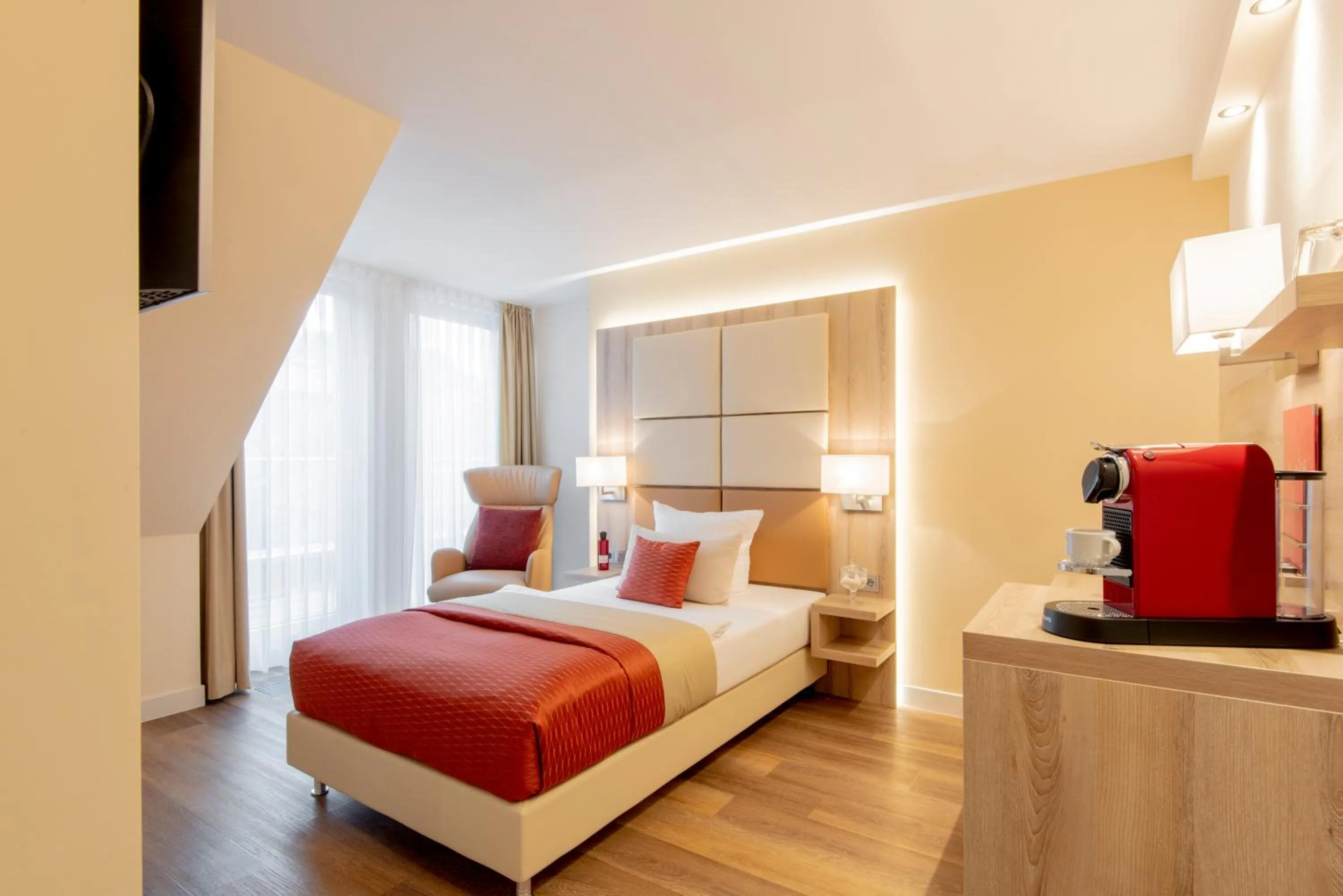 Coffee/tea facilities, Bed in Hotel Wegner - T h e culinary art hotel