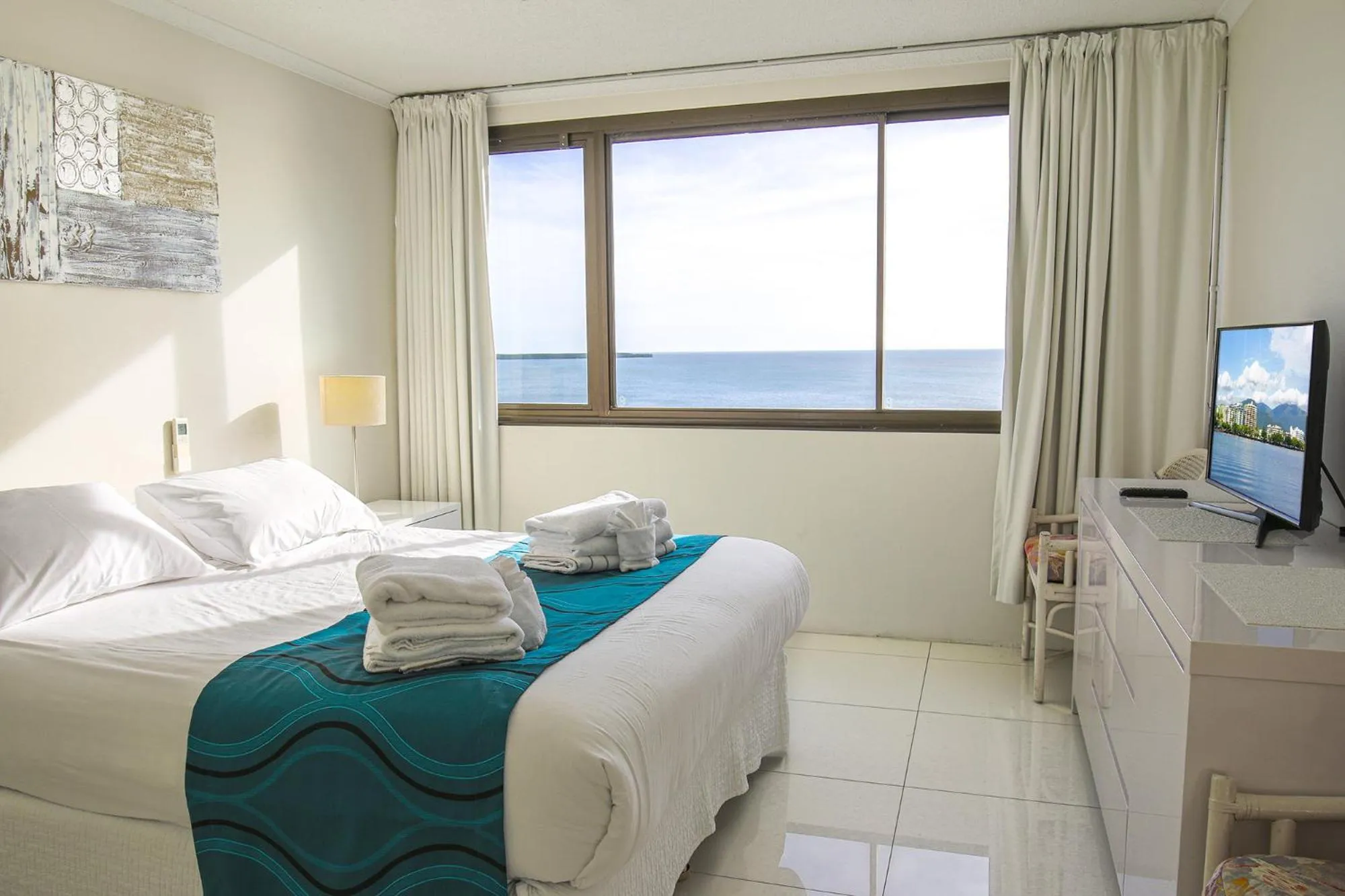 Bedroom, Bed in Cairns Aquarius